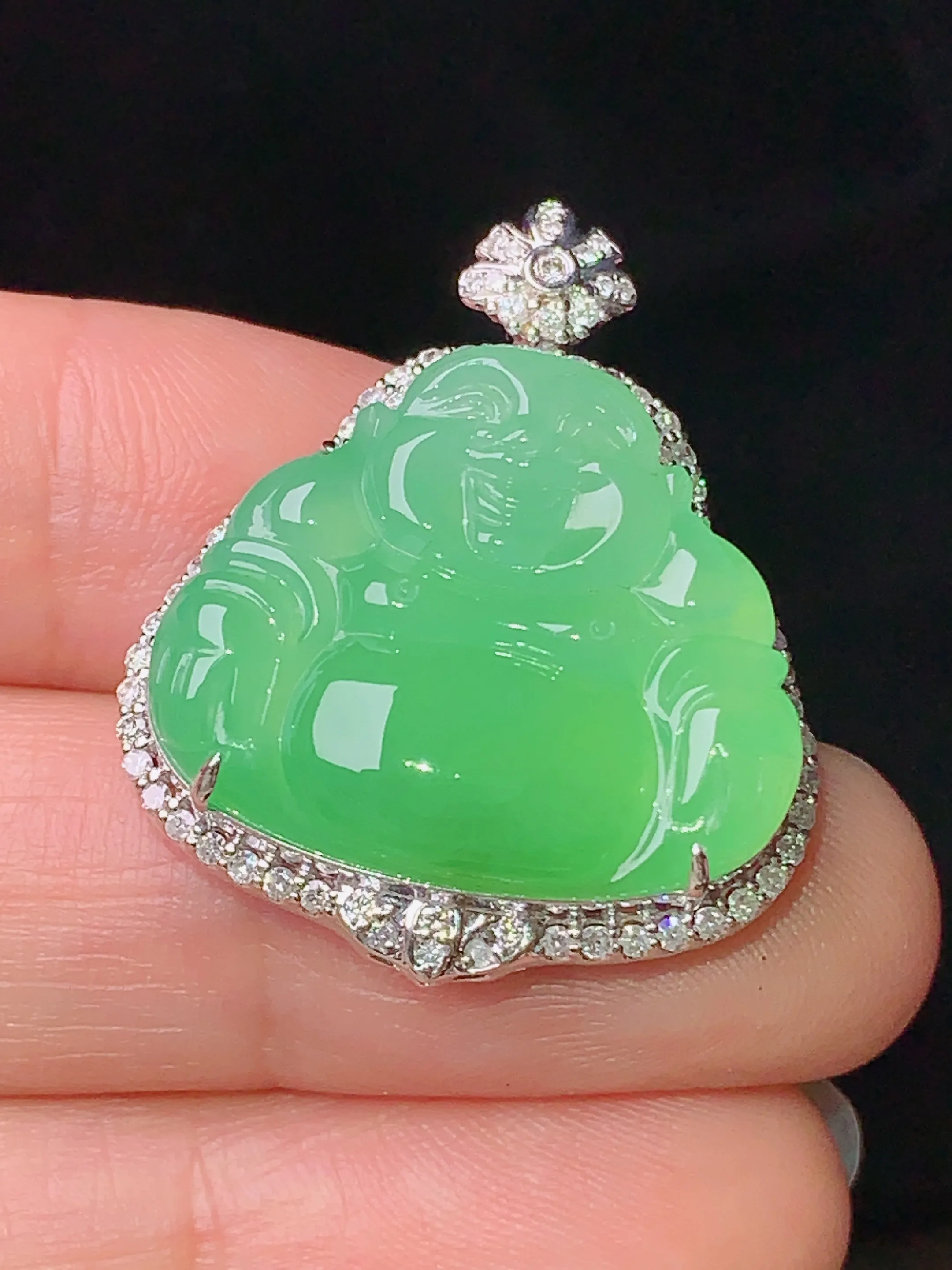 18k金钻镶嵌翠绿佛公吊坠 玉质细腻 水润亮眼 色泽艳丽 整体尺寸29.3*24*9