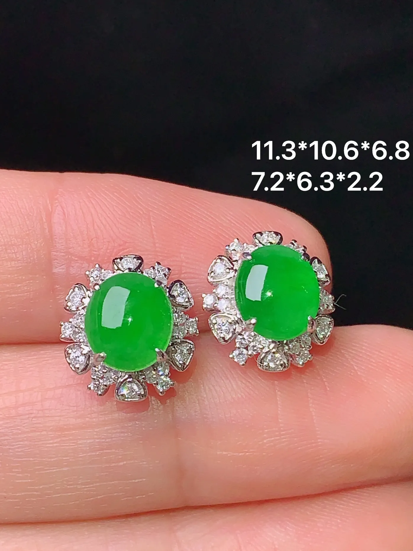 18k金钻镶嵌满绿蛋面耳钉 玉质细腻 水润亮眼 色泽艳丽 整体尺寸11.3*10.6*6.8