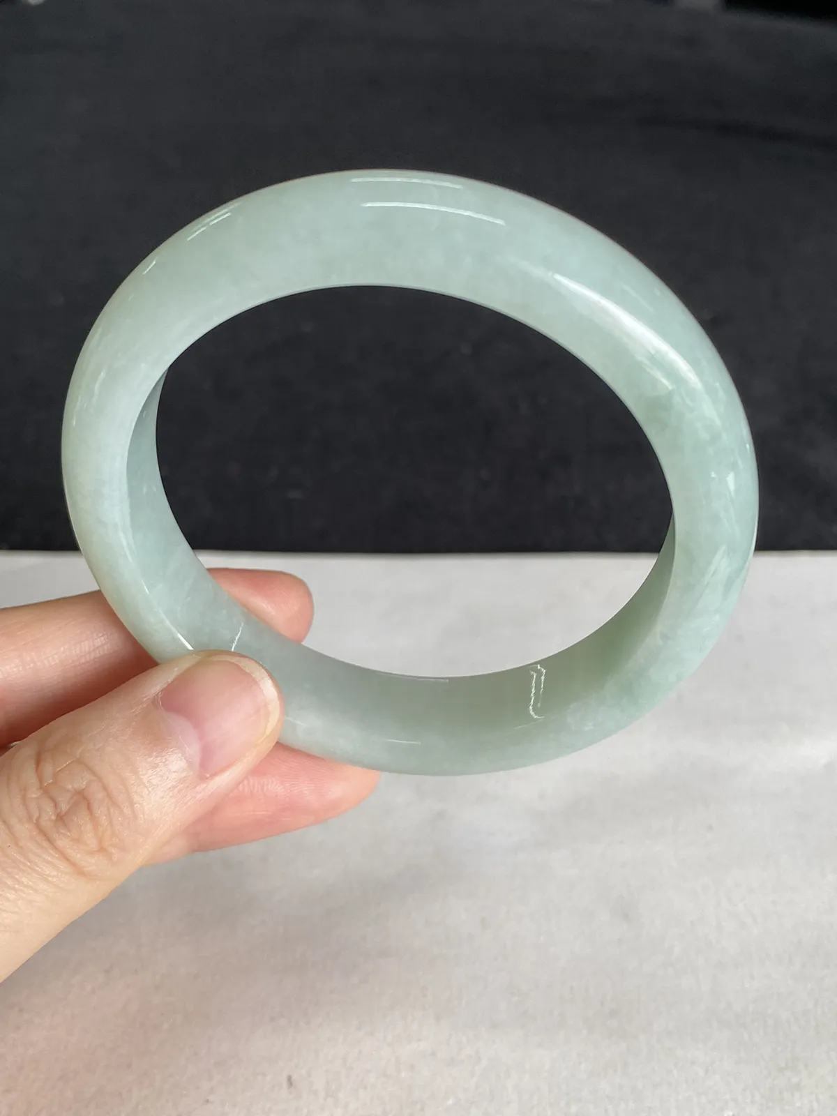 正圈54.9圈口，翡翠糯化种淡绿色手镯