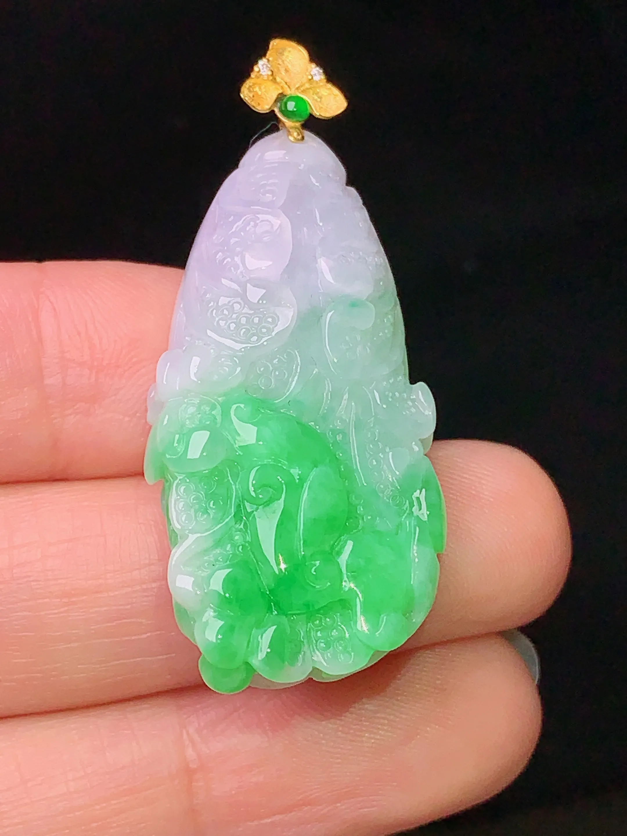 18k金镶嵌飘绿白菜吊坠 玉质细腻 水润亮眼  整体尺寸43.3*17.6*10