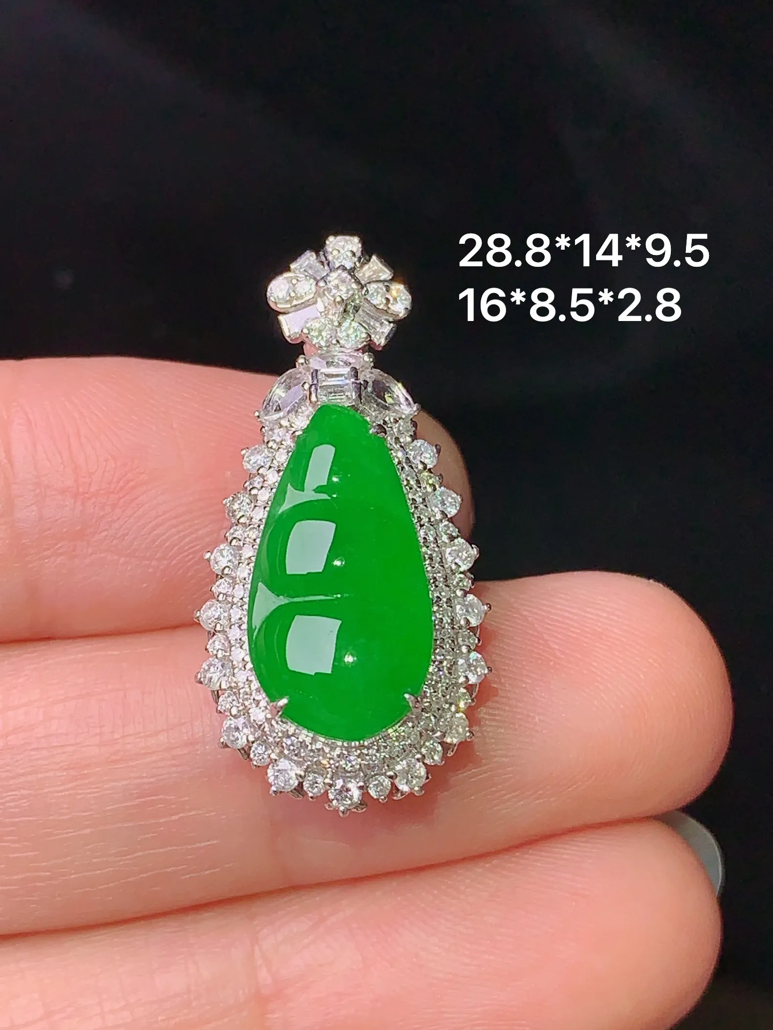 18k金钻镶嵌满绿四季豆吊坠 玉质细腻 水润亮眼  整体尺寸28.8*14*9.5