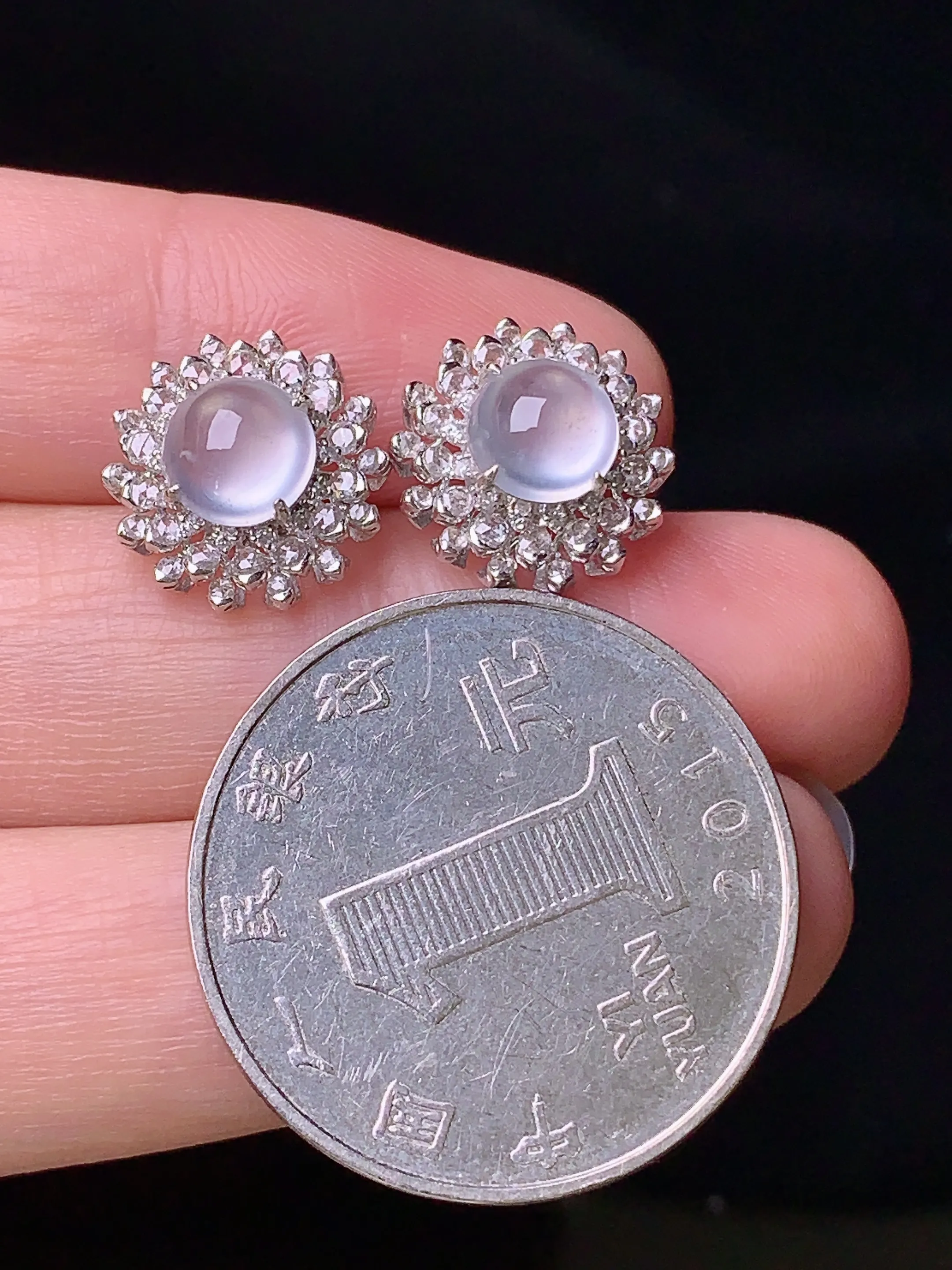 18k金钻镶嵌冰种蛋面耳钉 玉质细腻 水润亮眼  整体尺寸12*7.5