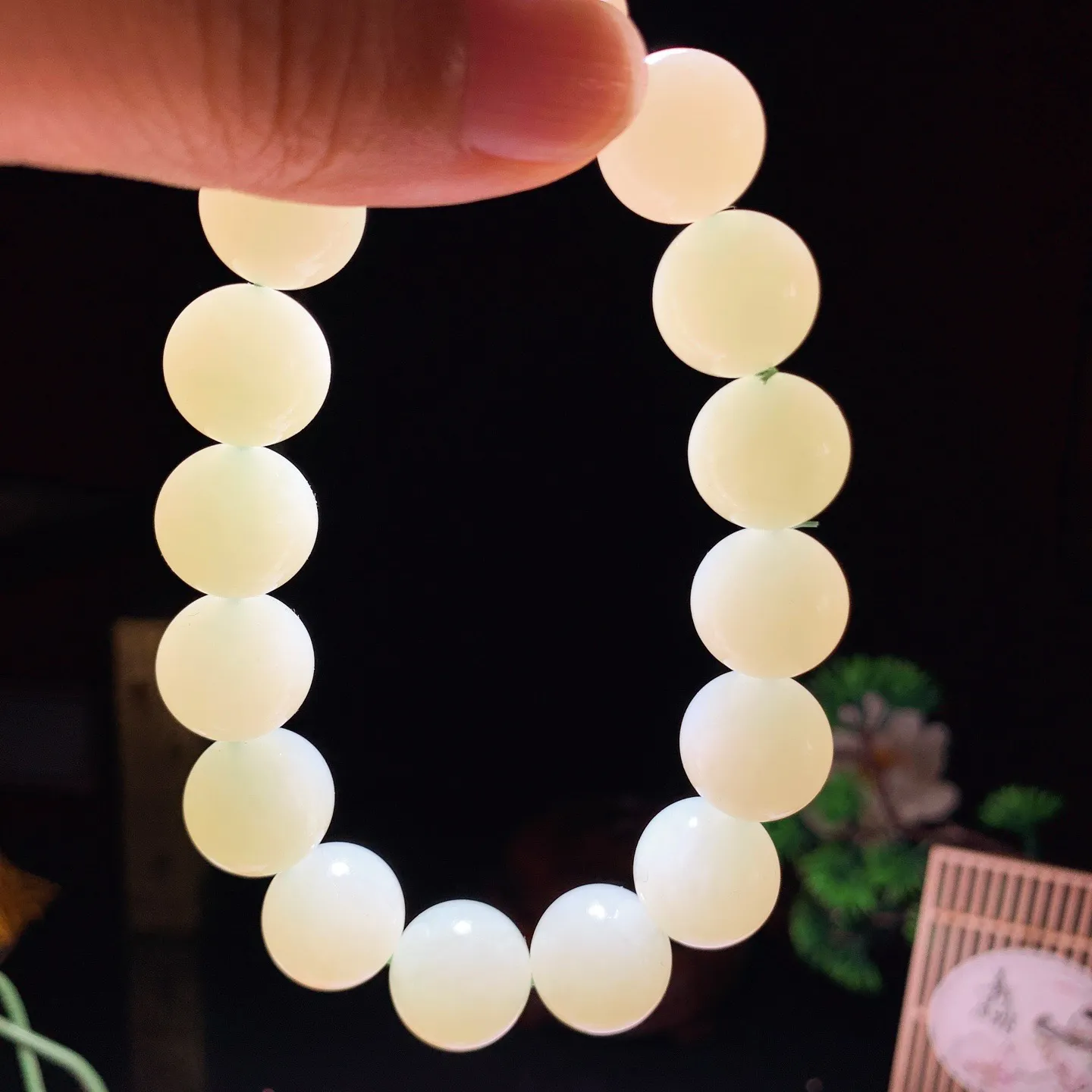 和田玉俄翠翠青圆珠手串。尺寸14重68克 玉质细腻油润 底色纯净 脂粉好，品质好！lt250807