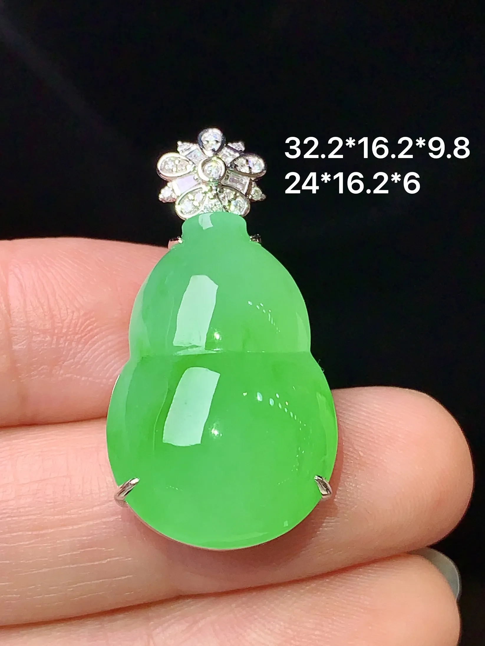 18k金钻镶嵌翠绿葫芦吊坠 玉质细腻 水润亮眼 色泽艳丽 整体尺寸32.2*16.2*9.8