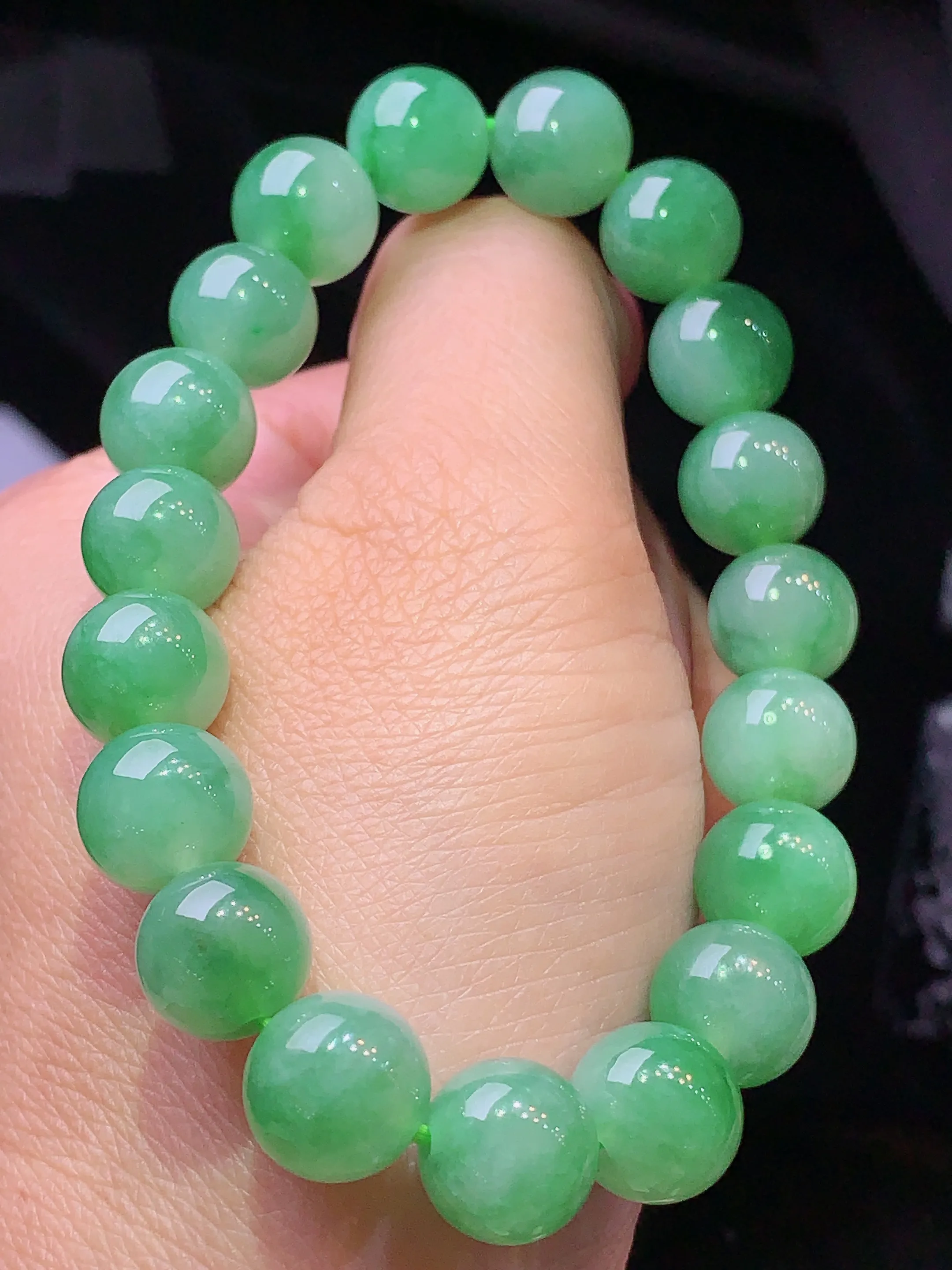 翠绿圆珠手链 玉质细腻 色泽艳丽 水润亮眼  整体尺寸10