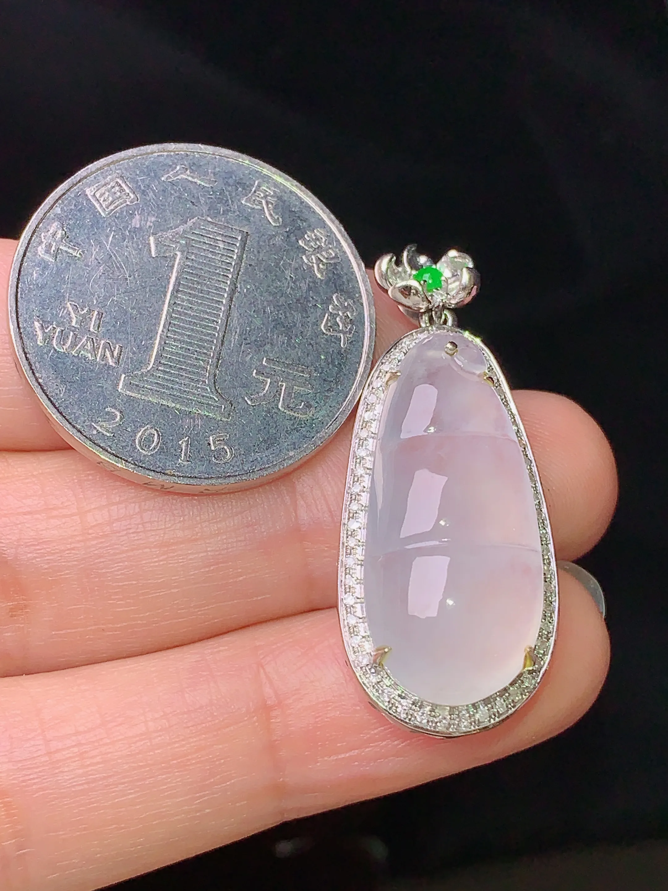 18k金钻镶嵌冰种四季豆吊坠 玉质细腻 水润亮眼 色泽艳丽 整体尺寸34.8*14.5*8