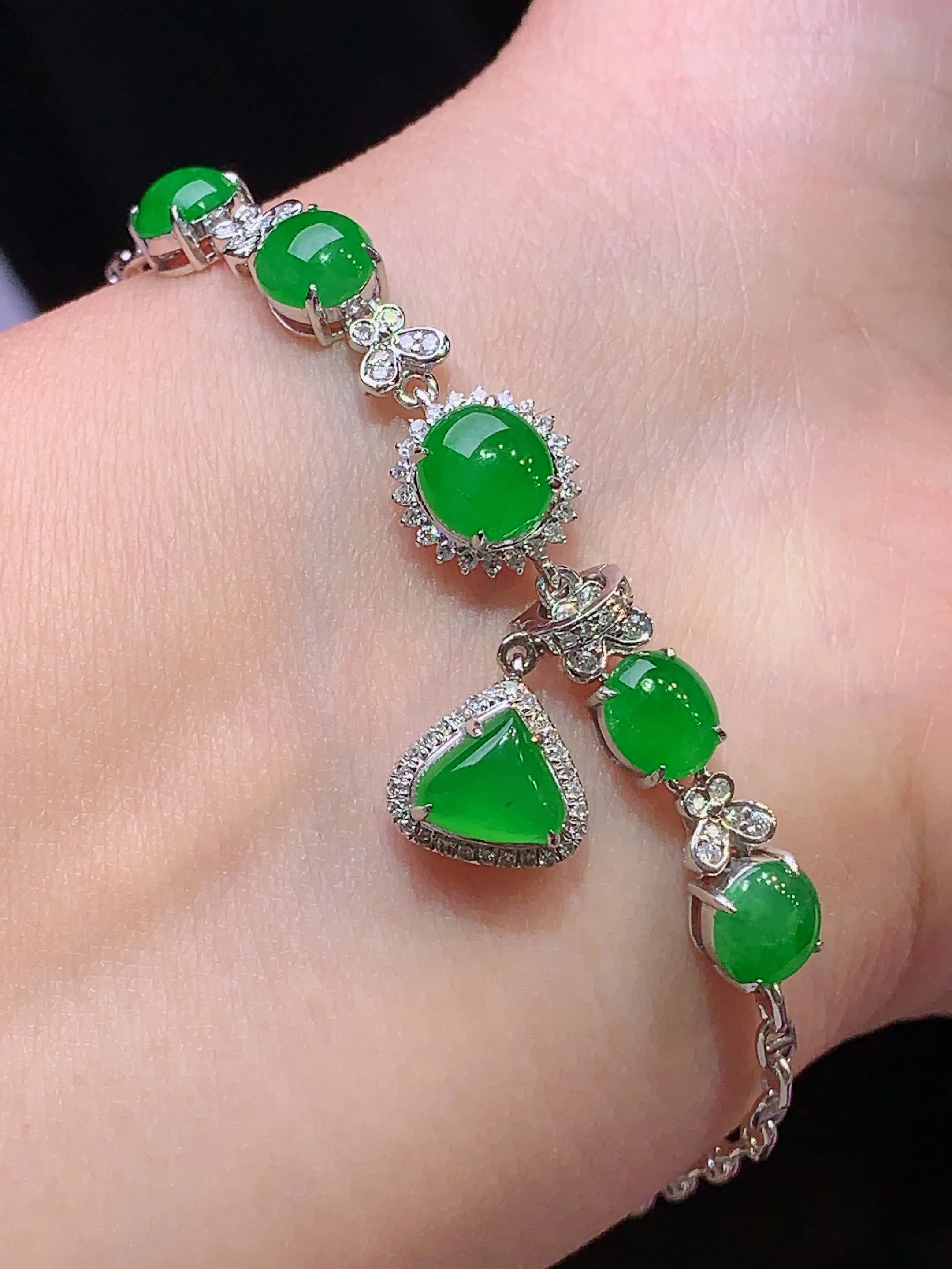 18k金钻镶嵌满绿蛋面吊坠两用款 玉质细腻 水润亮眼 色泽艳丽 整体尺寸55.8*9*5.7