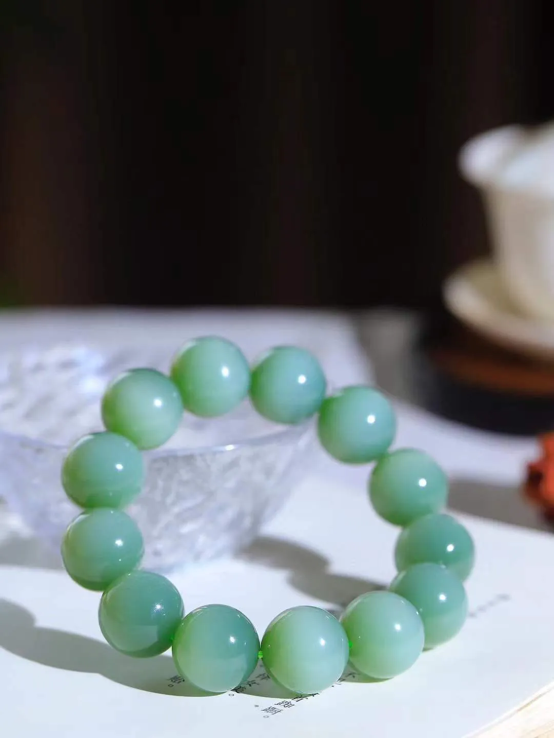 【珠圆玉润.手串】

典藏级臻品️和田玉碧玉猫眼珠圆玉润手串 玉质温润细腻  整串打磨圆润，佩戴舒适。珠珠落玉盘，间关莺语花底滑，一生美好时光，无论身在何处，都有它相伴相守。事事顺遂，幸福美满，吉祥如意。重108.6克 尺寸取一17.4mm  FDT-161042813