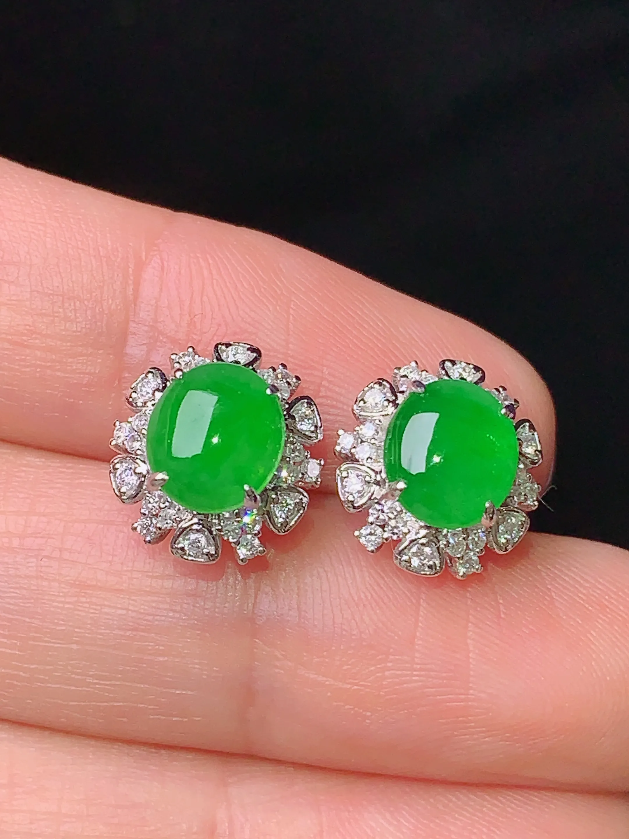 18k金钻镶嵌满绿蛋面耳钉 玉质细腻 水润亮眼 色泽艳丽 整体尺寸11.3*10.6*6.8