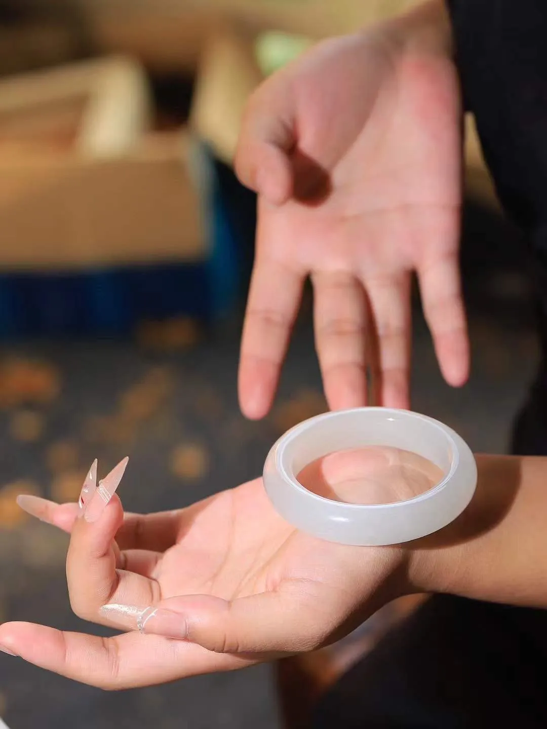 【情有独钟.手镯】

收藏级和田玉白玉手镯 玉质温润细腻 油性十足 手感舒适，高华雅逸，线条流畅，