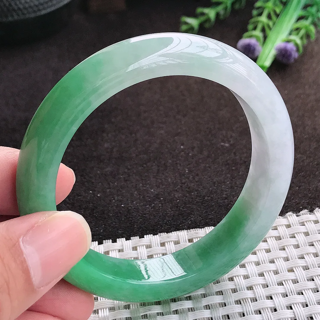 自然光54/12.4/8.7老坑精美冰润飘绿手镯宽边翡翠玉镯手环