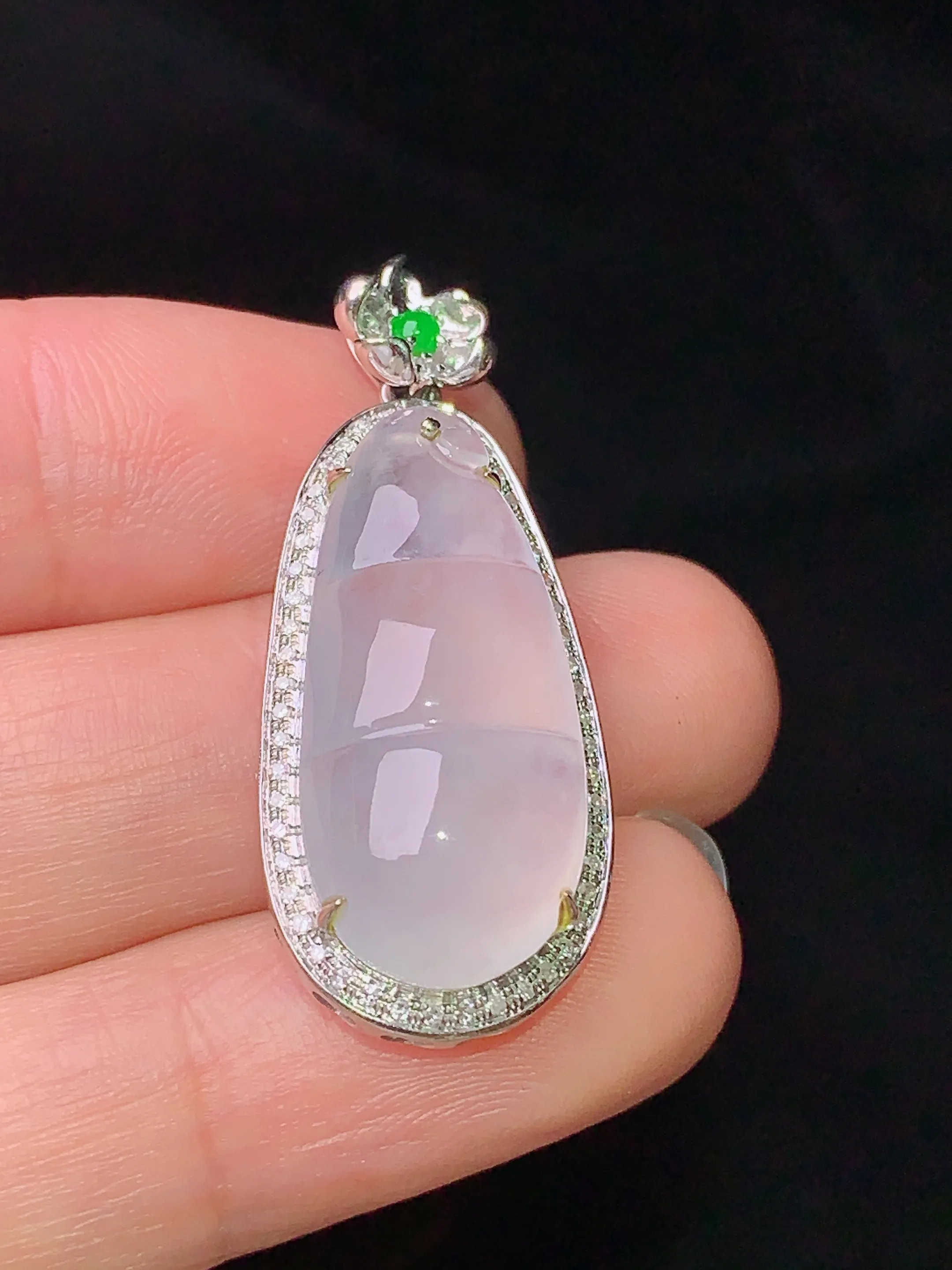 18k金钻镶嵌冰种四季豆吊坠 玉质细腻 水润亮眼 色泽艳丽 整体尺寸34.8*14.5*8