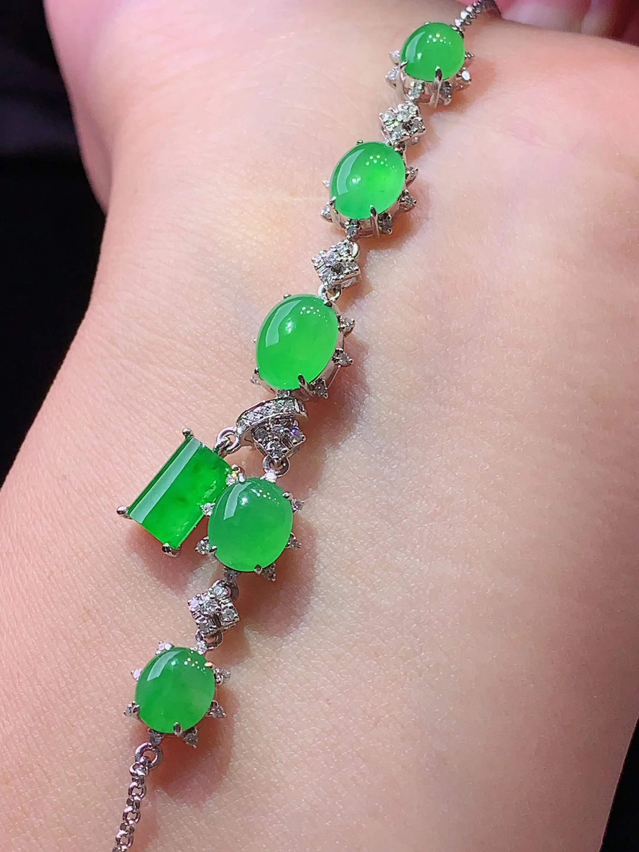 18k金钻镶嵌满绿蛋面吊坠两用款 玉质细腻 水润亮眼 色泽艳丽 整体尺寸66.8*8.5*5.7