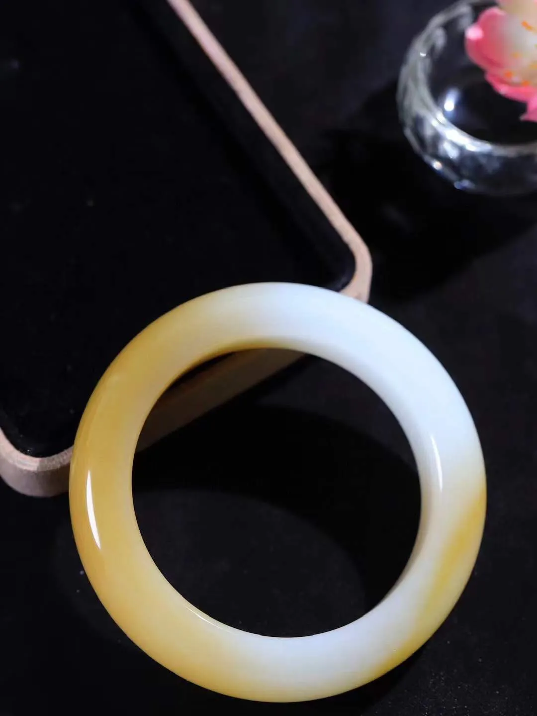 【暖玉生香·手镯】

收藏级和田玉糖白玉手镯，质地油润细腻，色泽高贵典雅，镯型古朴典雅。在诗情画意的雨巷相遇，你是我腕间的一抹风情，有你眸有深情，清风荡漾湖间静水，我愿俯身低眉，在烟波涟漪处，寻你深情倩影。内径52.5mm尺寸13.8-10.6mm重75.2克  691052851T