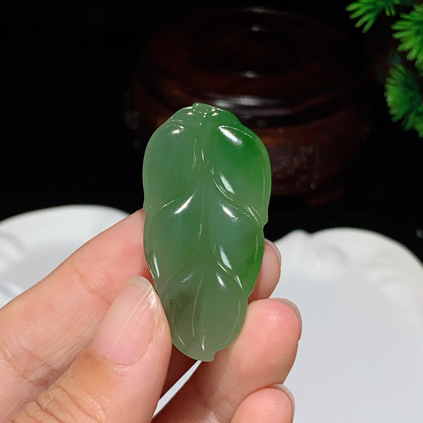 和田玉阳绿俄罗斯碧玉金枝玉叶树叶挂件。尺寸46/23/9重14克 玉质细腻油润 底色纯净 脂粉好，品质好。lt251027