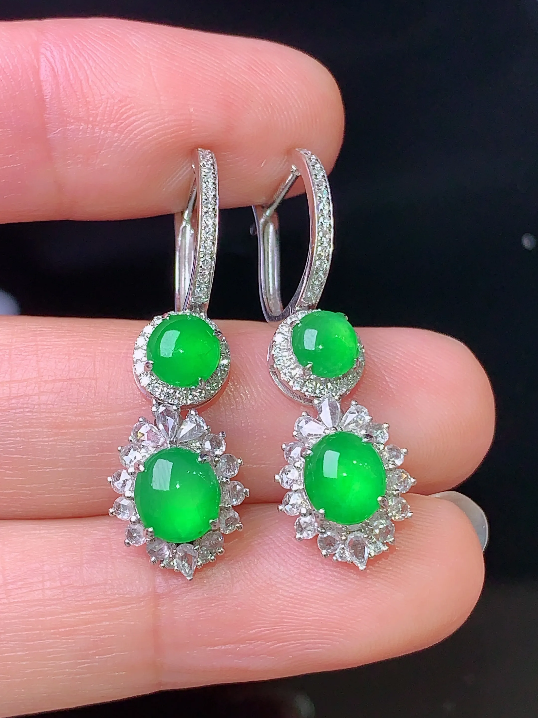 18k金钻镶嵌满绿蛋面耳坠 玉质细腻 色泽艳丽 水润亮眼  整体尺寸33*9.8*7.6