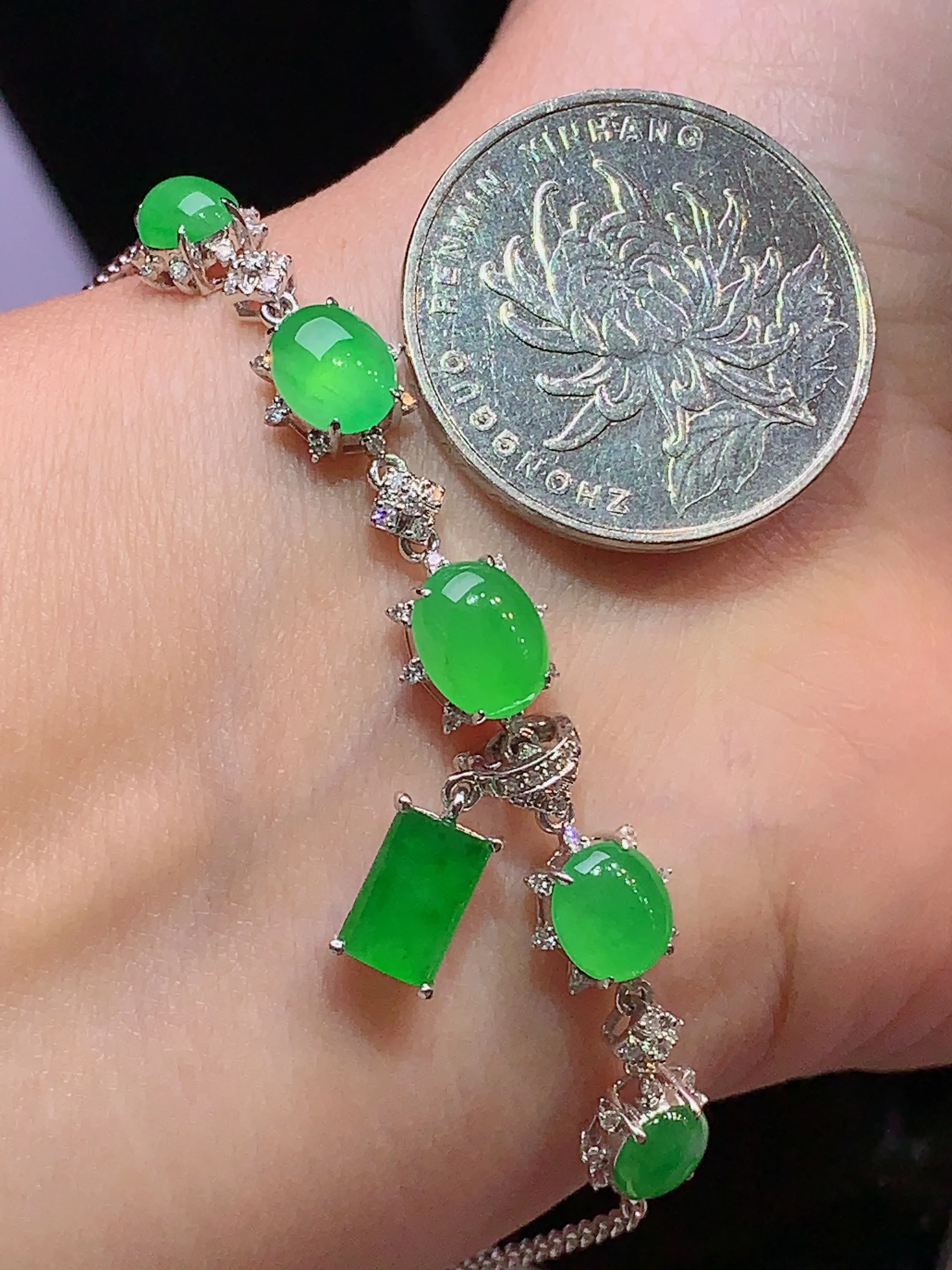 18k金钻镶嵌满绿蛋面吊坠两用款 玉质细腻 水润亮眼 色泽艳丽 整体尺寸66.8*8.5*5.7