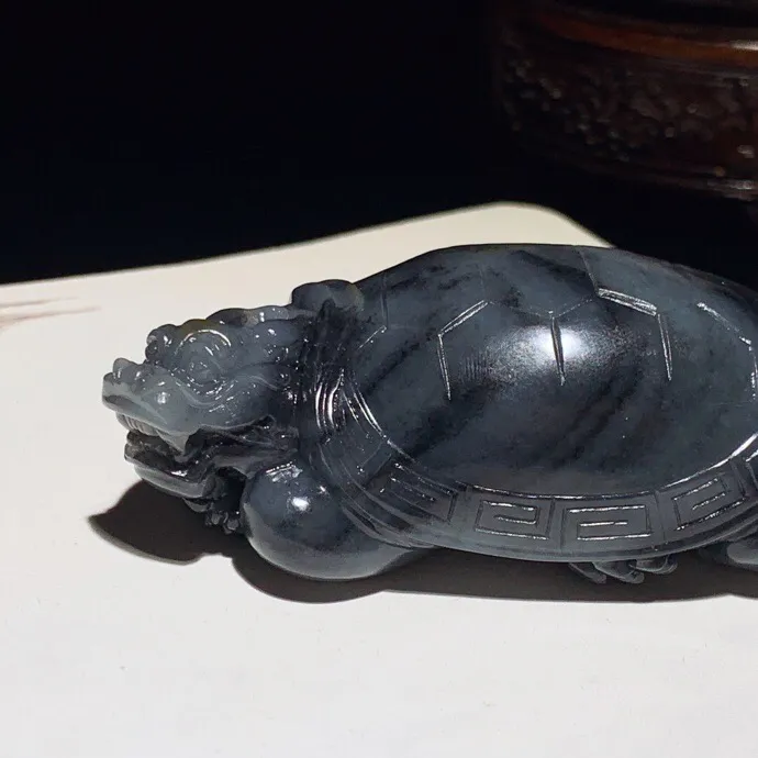 新疆和田玉籽料青花富贵长寿龙龟挂件。尺寸83/45/30重170.5克 无裂无杂 玉质细腻油润 底色纯净 脂粉好，品质好。lt251025