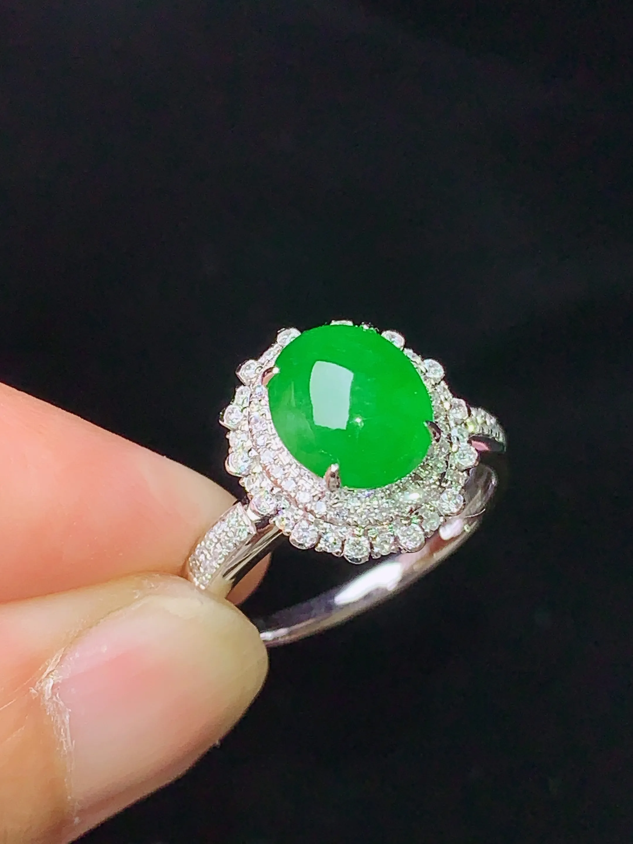 18k金钻镶嵌满绿蛋面戒指 玉质细腻 水润亮眼 色泽艳丽 圈口14.5 整体尺寸14*12.3*10