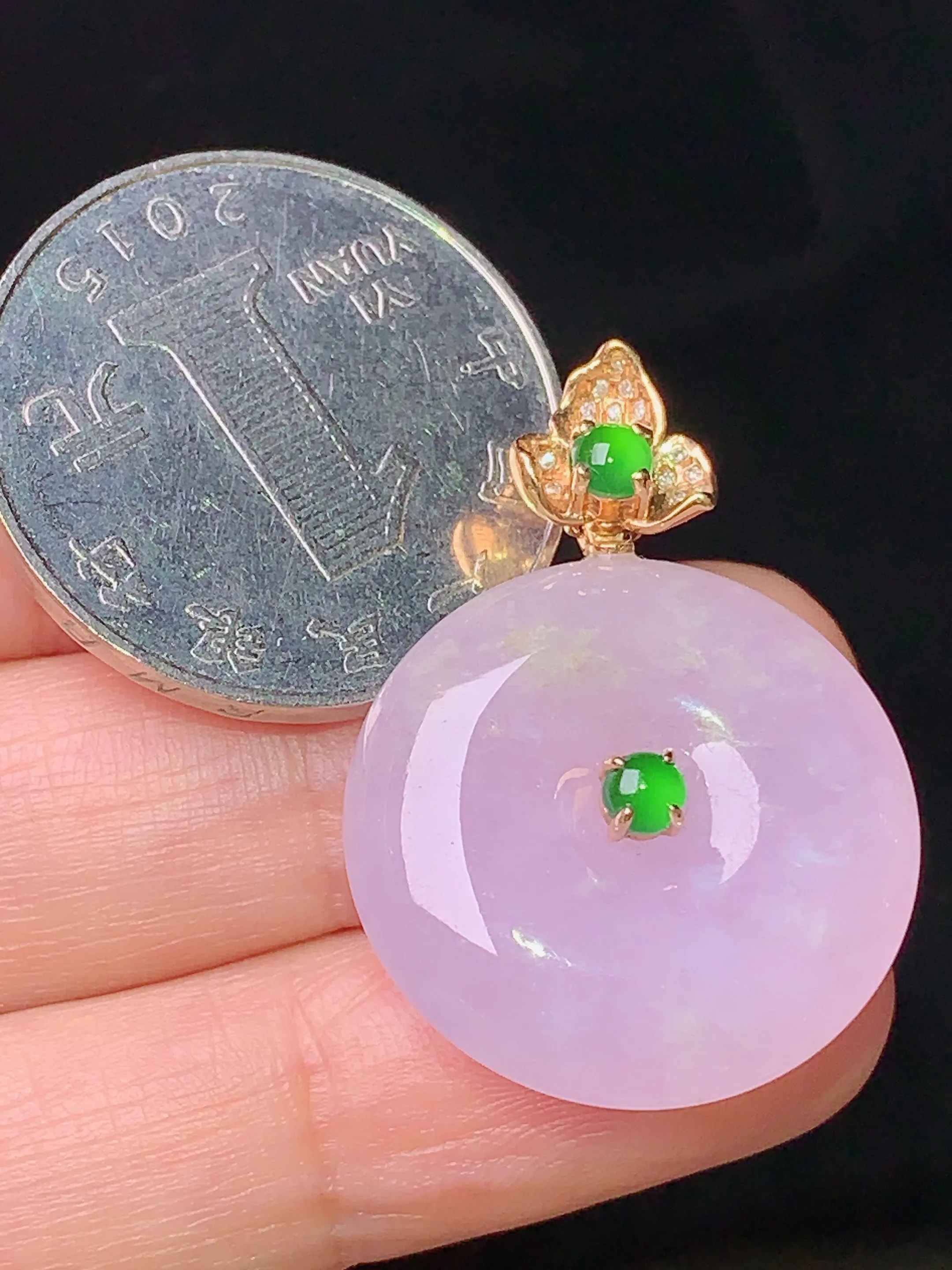 18k金钻镶嵌紫罗兰平安扣吊坠 玉质细腻 水润亮眼 色泽艳丽 整体尺寸30.8*22.2*6