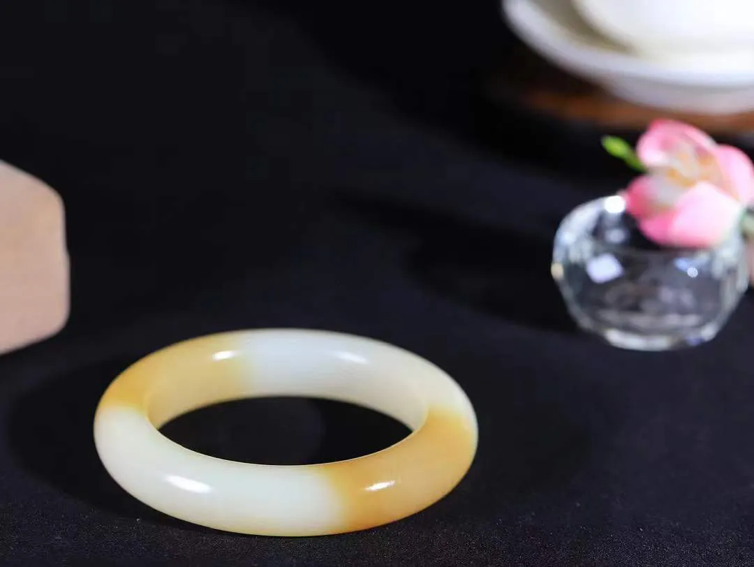 【腕间柔情.手镯】   

收藏级️和田玉糖白玉手镯 玉质温润细腻 油性十足 古朴秀雅 轻抚岁月的栏杆软香温玉，腕间玉镯轻轻晃动，令人情动心间，撷一缕月末的芬芳，把心思铺陈，时光静美，惟有你最温柔。重61.8克   尺寸51.5-12.7-10.2mm  461042800T