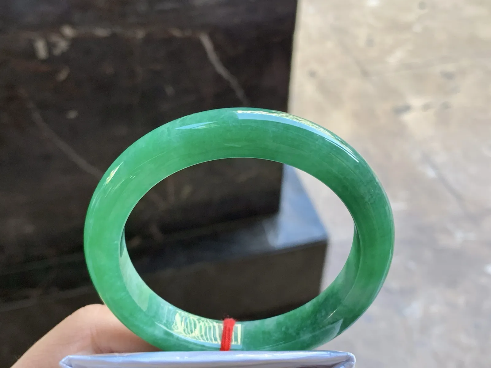 59.5-11.5-9.3

浓绿色手镯^_^鲜艳 玉质温润