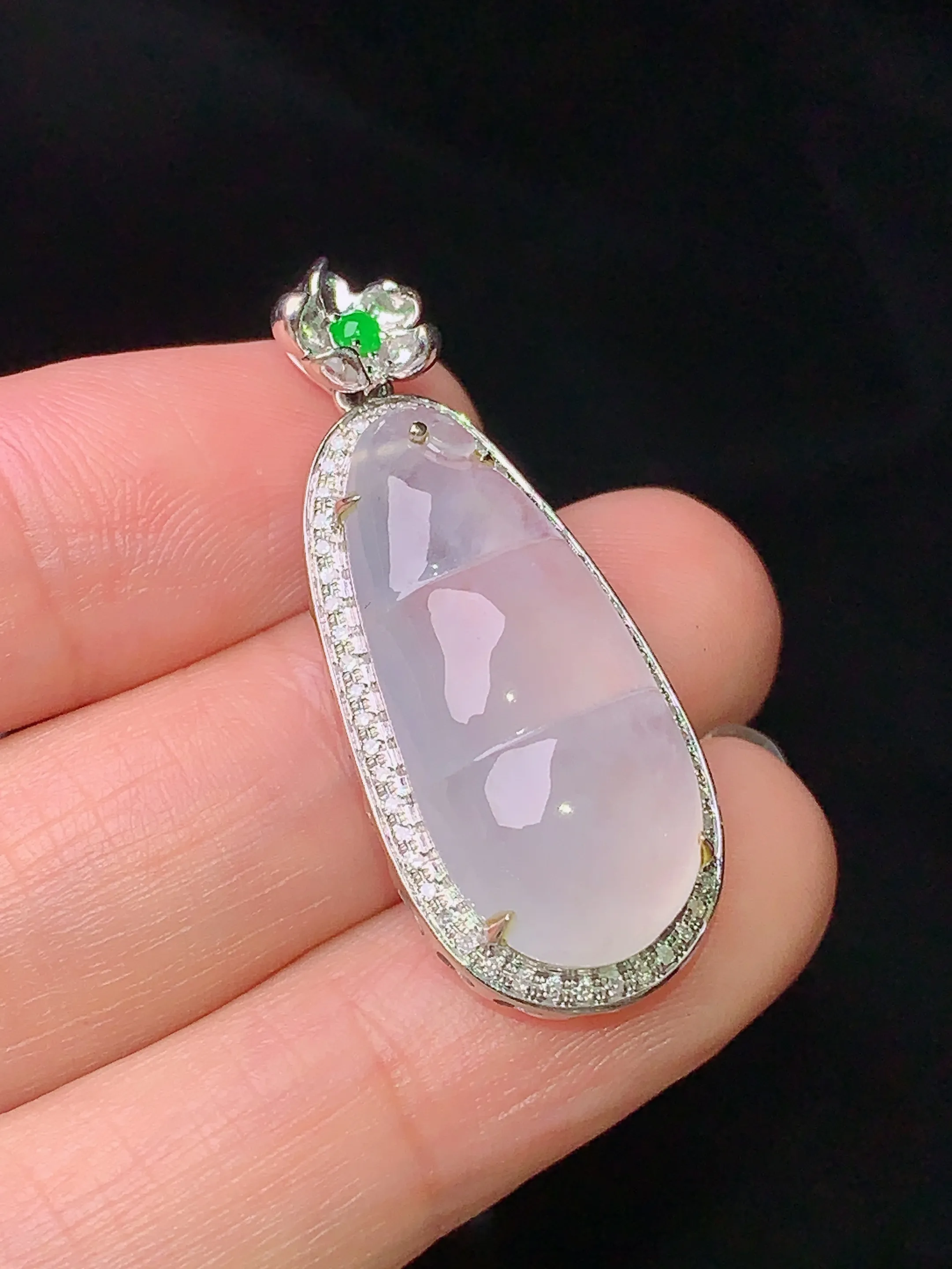 18k金钻镶嵌冰种四季豆吊坠 玉质细腻 水润亮眼 色泽艳丽 整体尺寸34.8*14.5*8