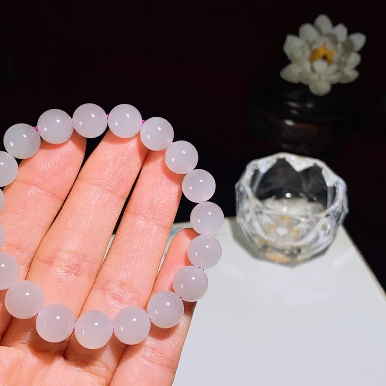 和田玉紫罗兰圆珠手串 。尺寸10重28克 玉质细腻油润  冰透水润  脂粉好，品质好。lt251025
