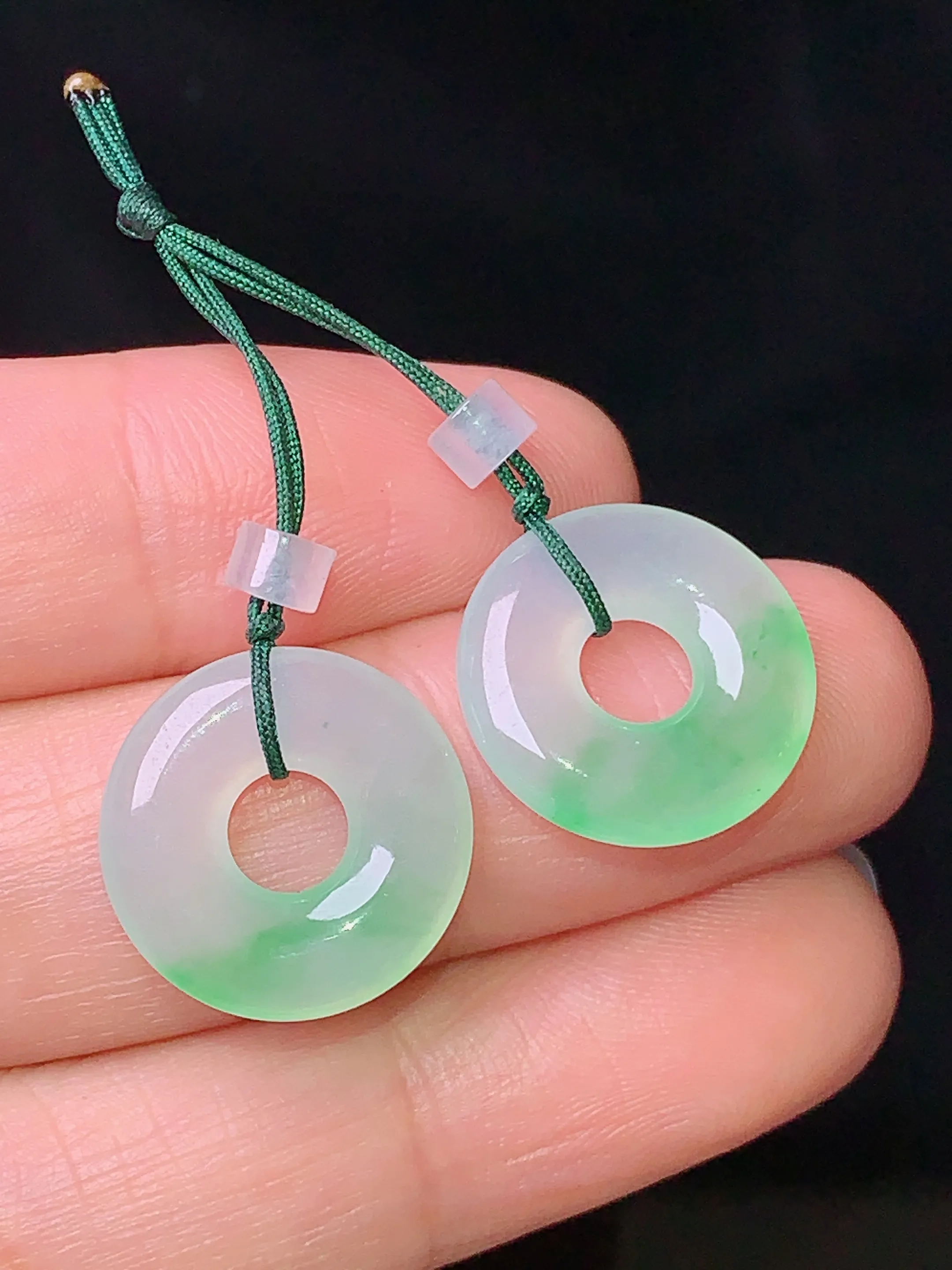 冰种飘绿平安环一对 玉质细腻 色泽艳丽 水润亮眼  整体尺寸14.8*3.3
