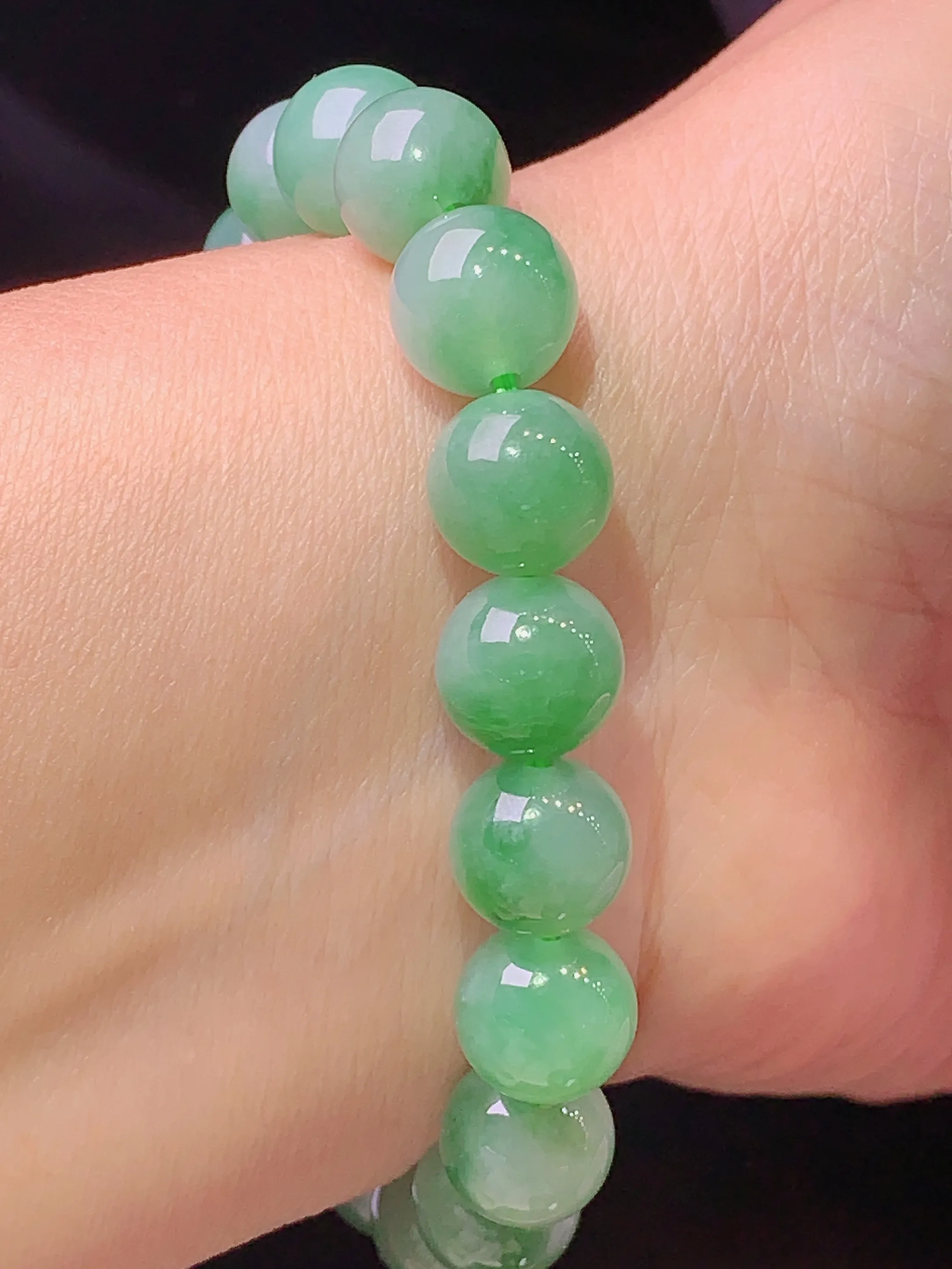 翠绿圆珠手链 玉质细腻 色泽艳丽 水润亮眼  整体尺寸10