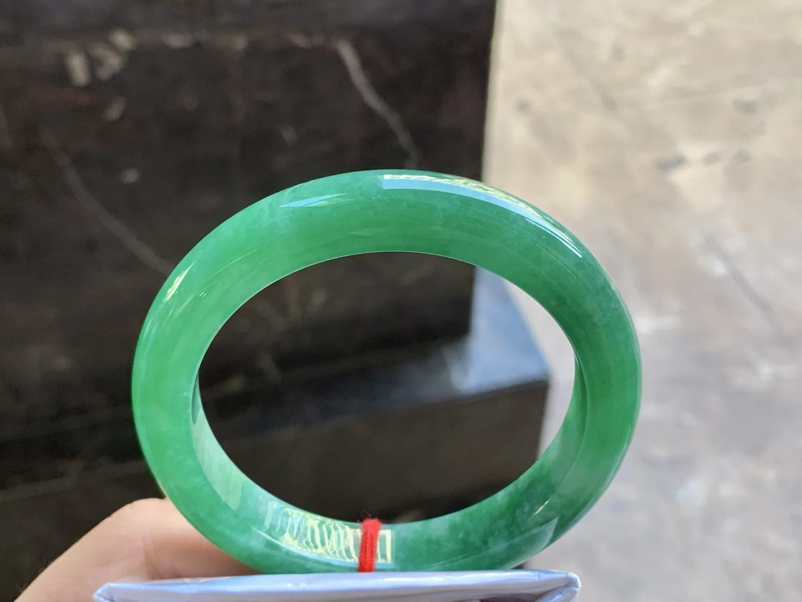 59.5-11.5-9.3

浓绿色手镯^_^鲜艳 玉质温润