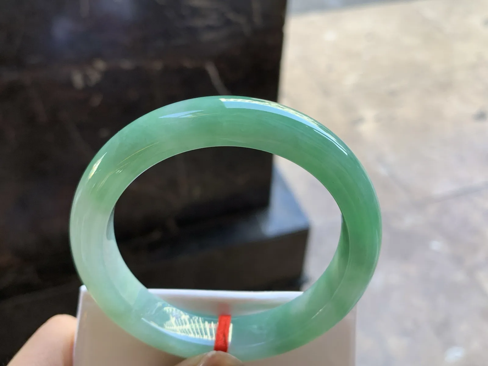 56.5-12.5-8.8

阳绿色手镯^_^玉质温润 色阳细腻