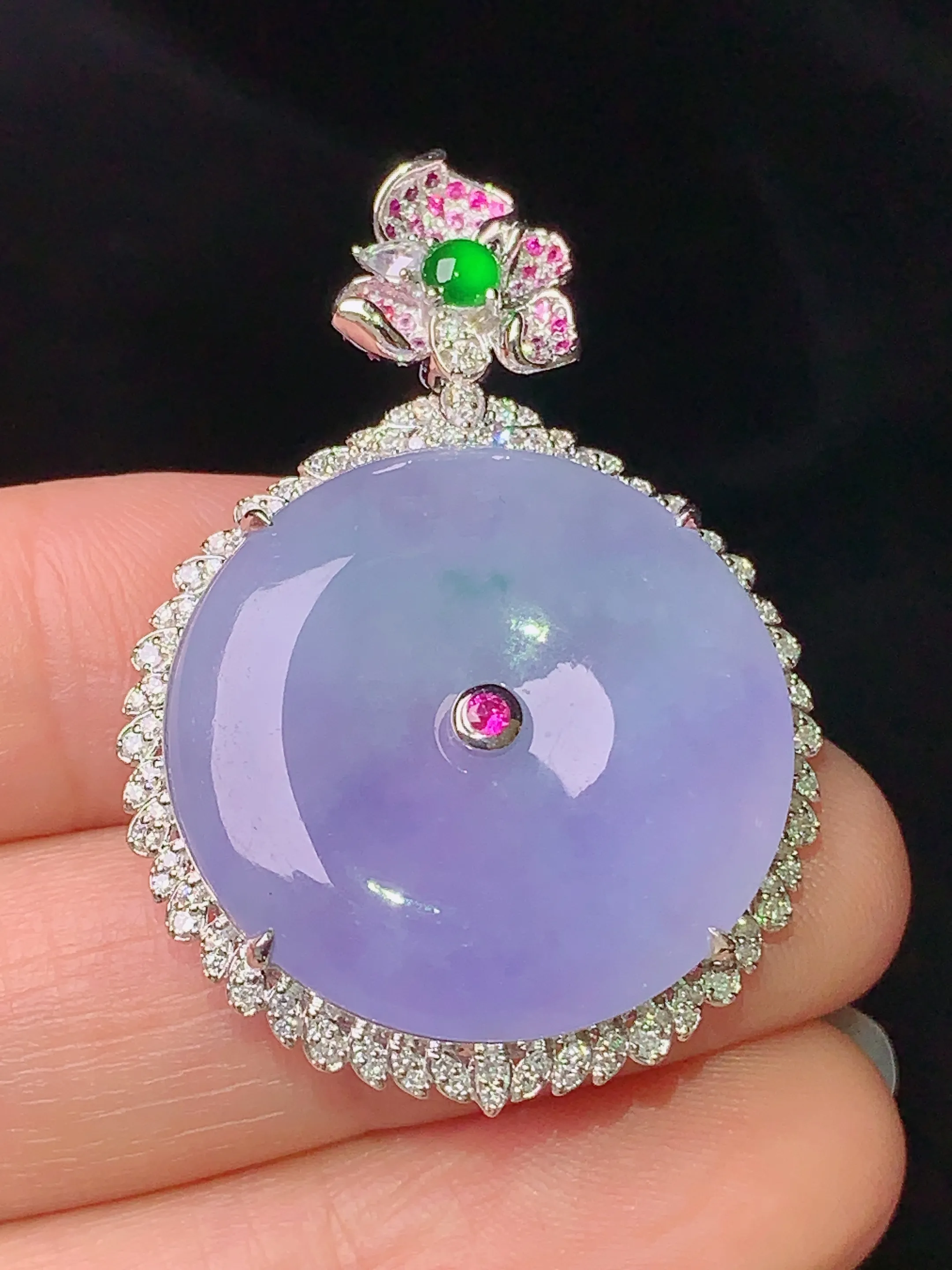 18k金钻镶嵌紫罗兰平安扣吊坠 玉质细腻 水润亮眼  整体尺寸39.2*27.5*7.2