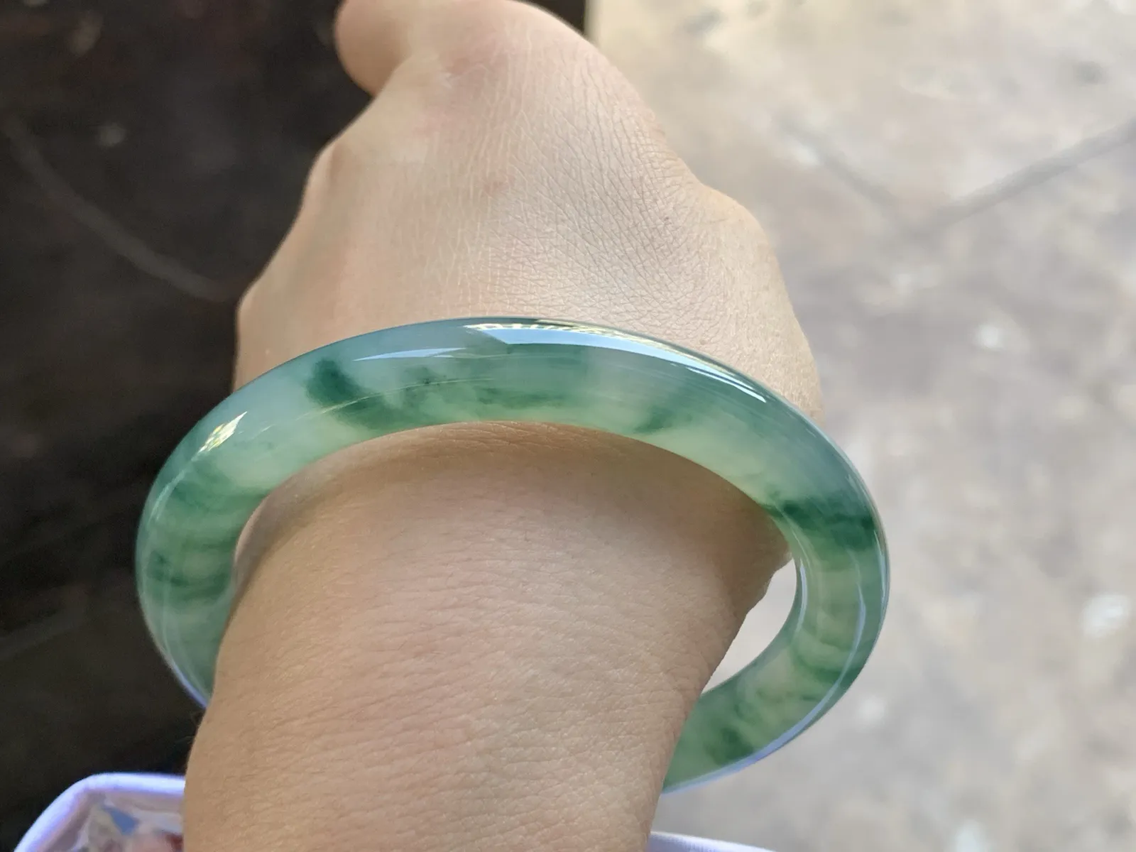 54.5-8.7

冰飘花圆条手镯^_^冰透 飘花浓郁