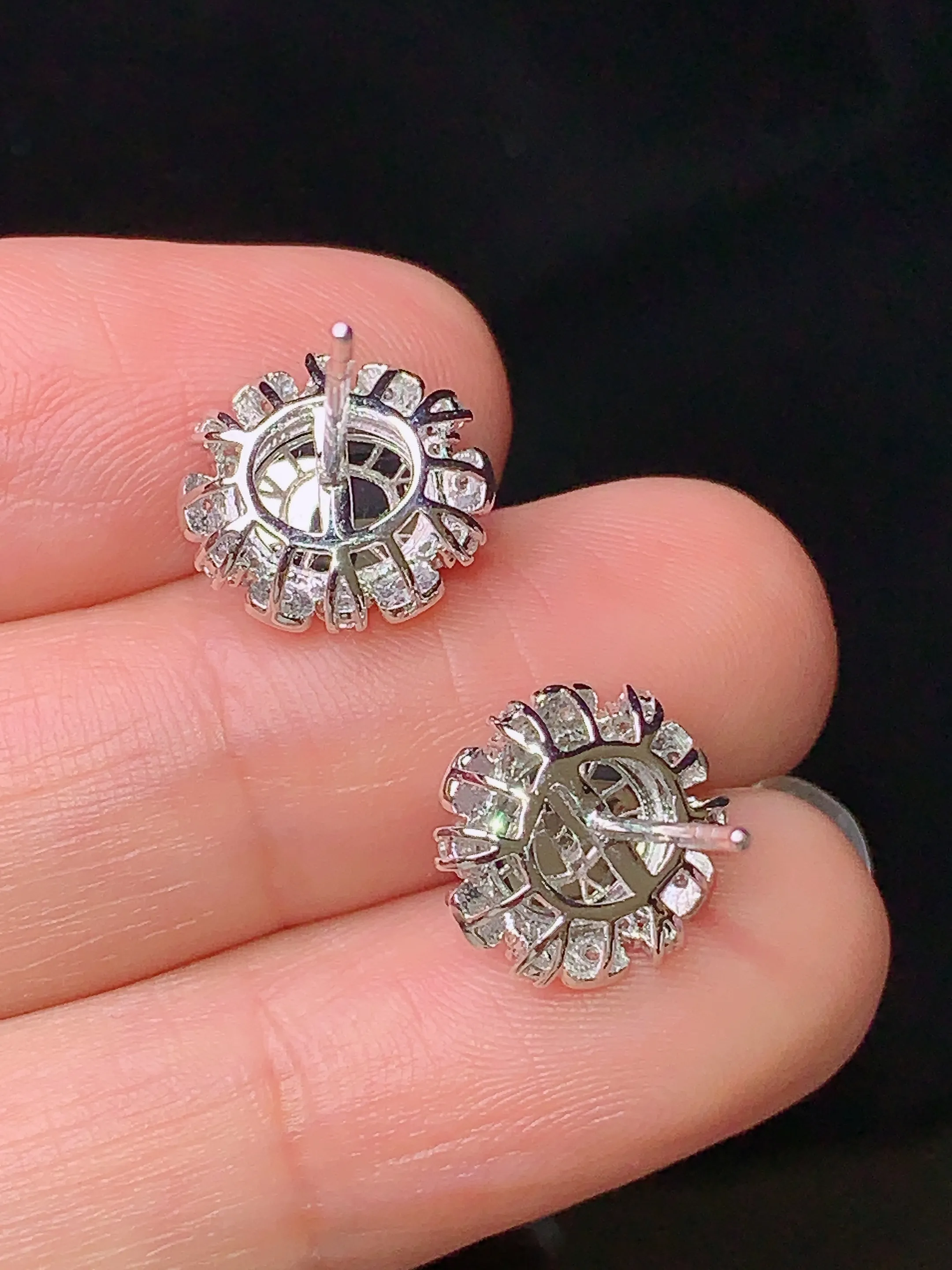 18k金钻镶嵌满绿蛋面耳钉 玉质细腻 水润亮眼 色泽艳丽 整体尺寸11.3*10.6*6.8