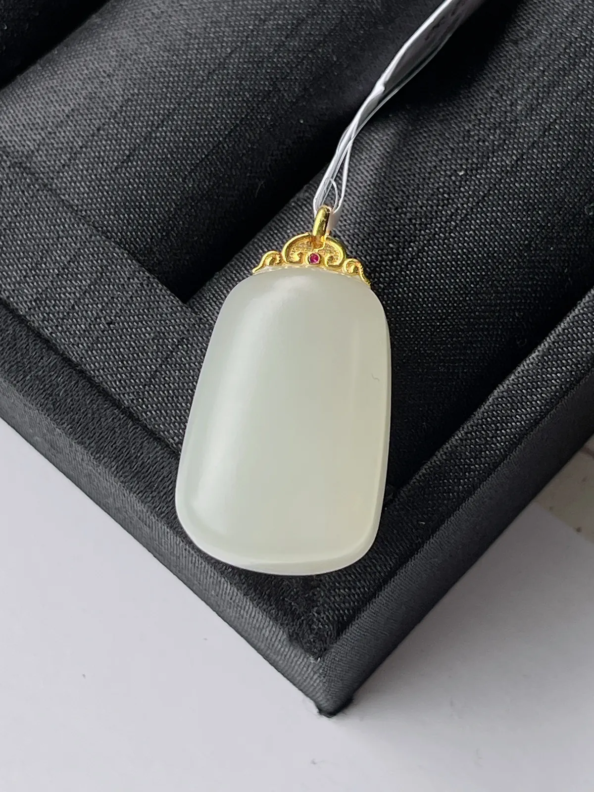 18K豪镶和田玉白玉无事牌吊坠