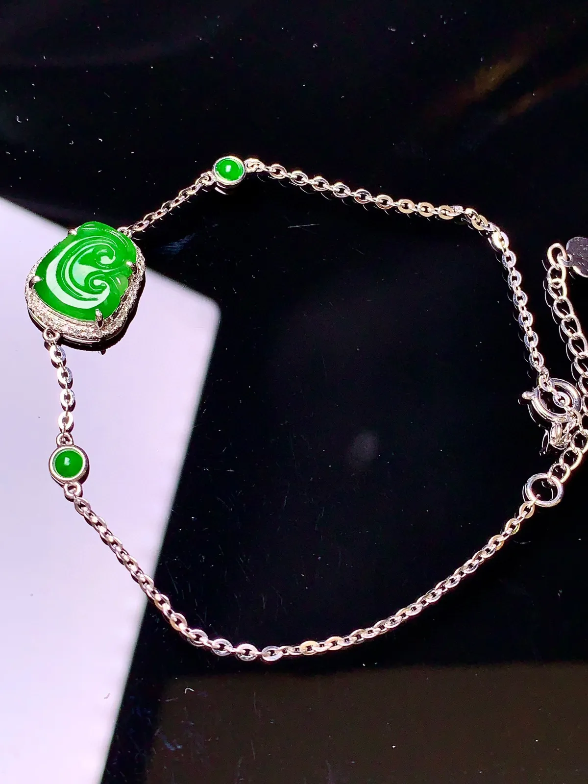 18k金镶嵌满绿如意手链 玉质细腻 色泽清新艳丽 整体尺寸12.5*10.5*4.5