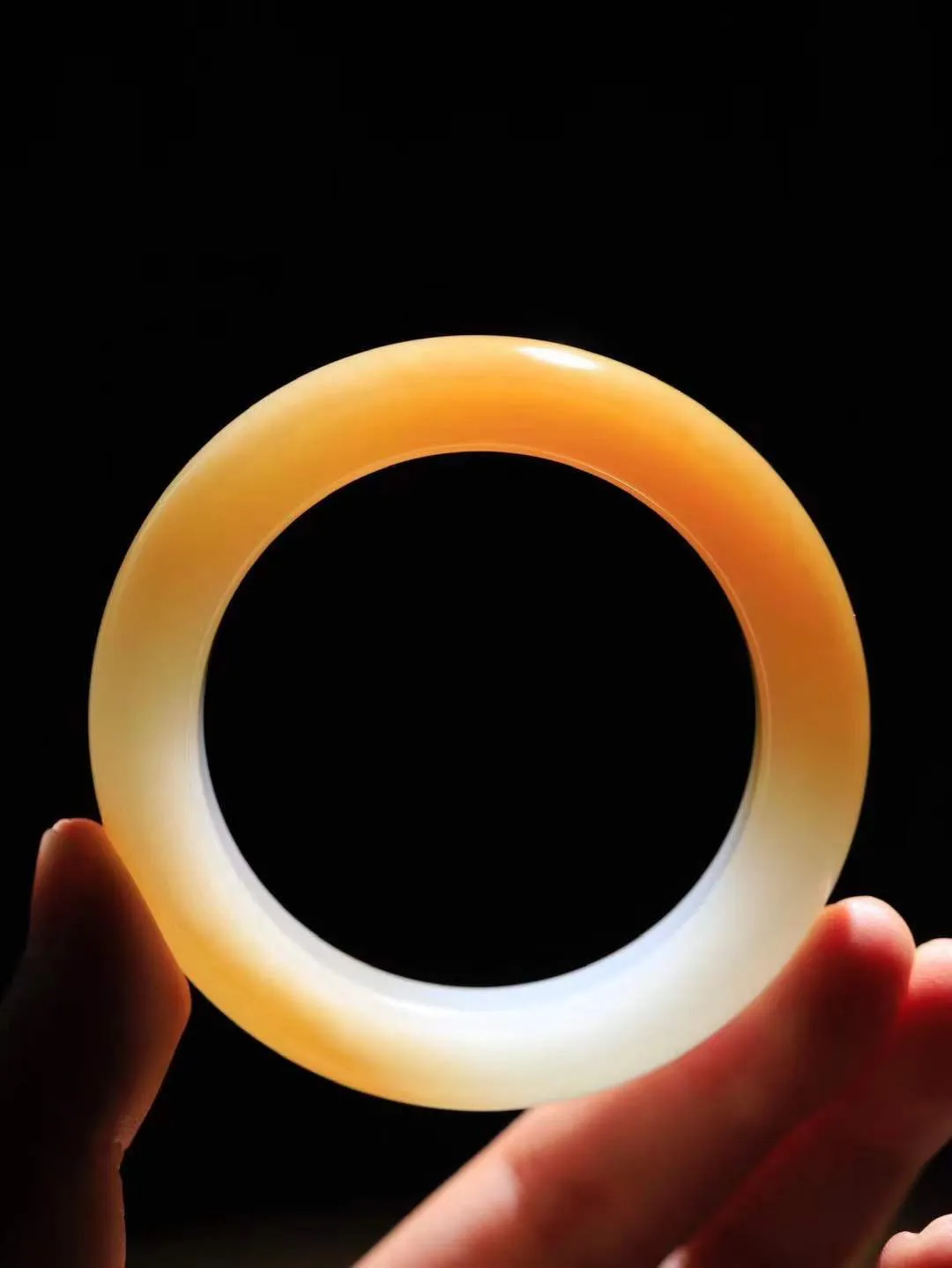 【暖玉生香·手镯】

收藏级和田玉糖白玉手镯，质地油润细腻，色泽高贵典雅，镯型古朴典雅。在诗情画意的雨巷相遇，你是我腕间的一抹风情，有你眸有深情，清风荡漾湖间静水，我愿俯身低眉，在烟波涟漪处，寻你深情倩影。内径52.5mm尺寸13.8-10.6mm重75.2克  691052851T