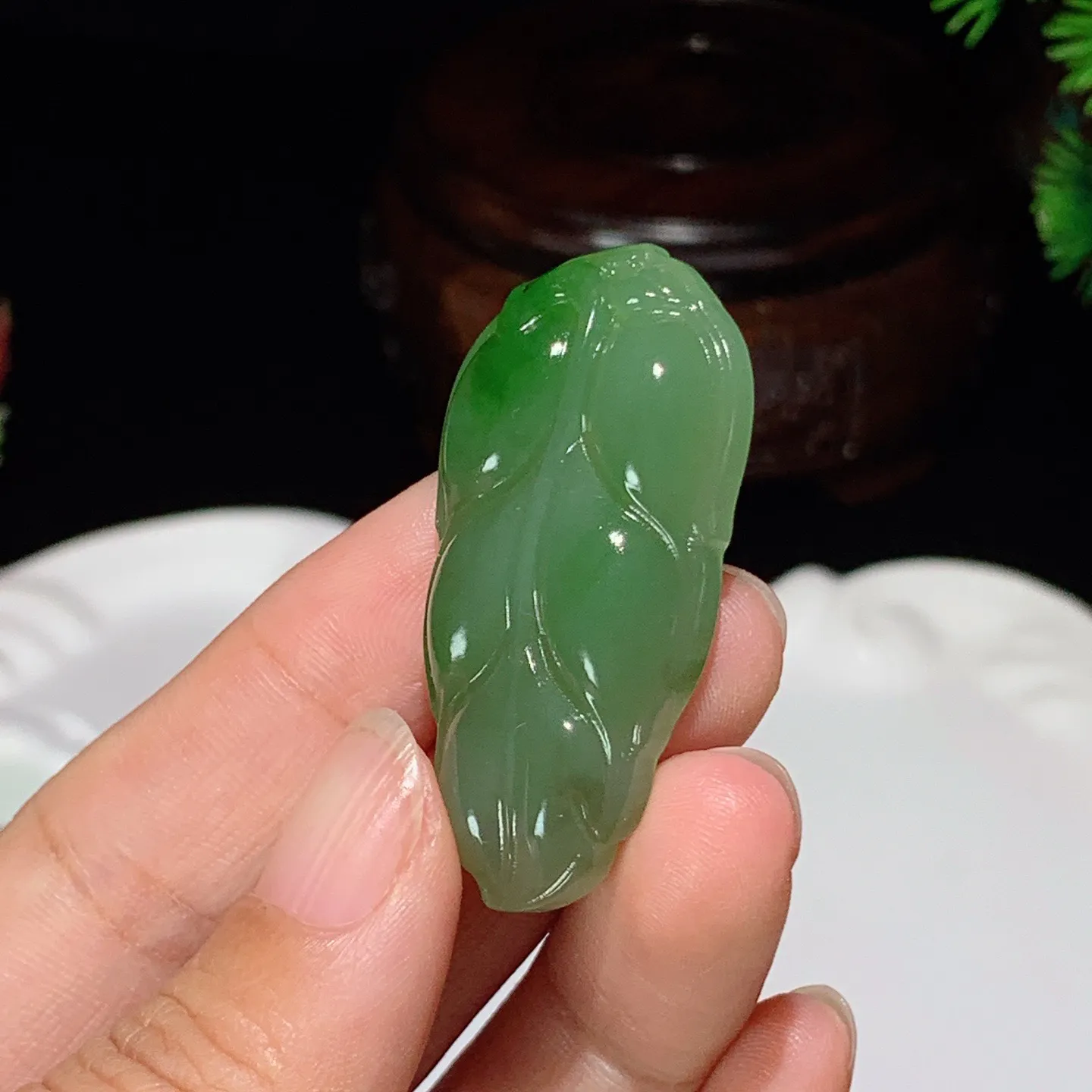 和田玉阳绿俄罗斯碧玉金枝玉叶树叶挂件。尺寸46/23/9重14克 玉质细腻油润 底色纯净 脂粉好，品