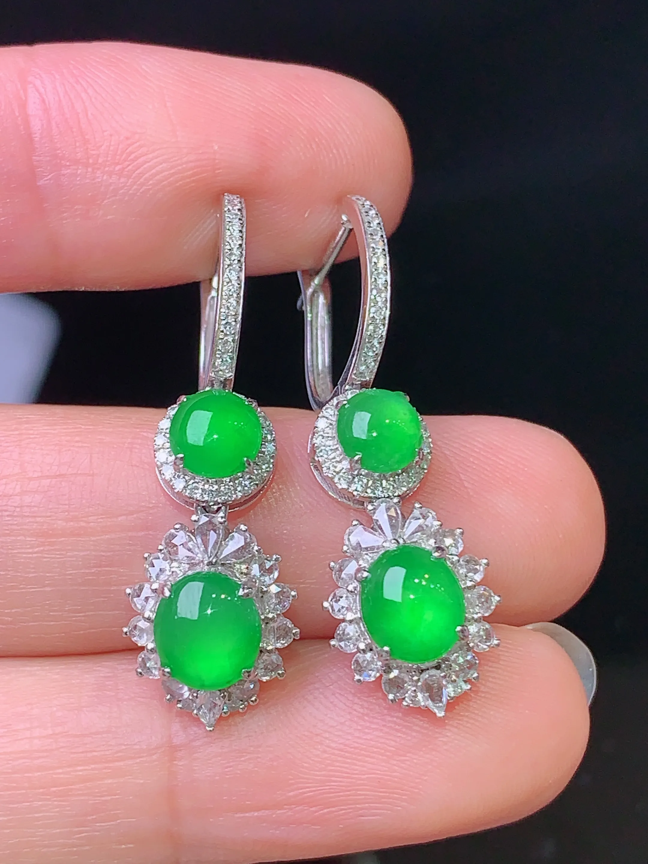 18k金钻镶嵌满绿蛋面耳坠 玉质细腻 色泽艳丽 水润亮眼  整体尺寸33*9.8*7.6