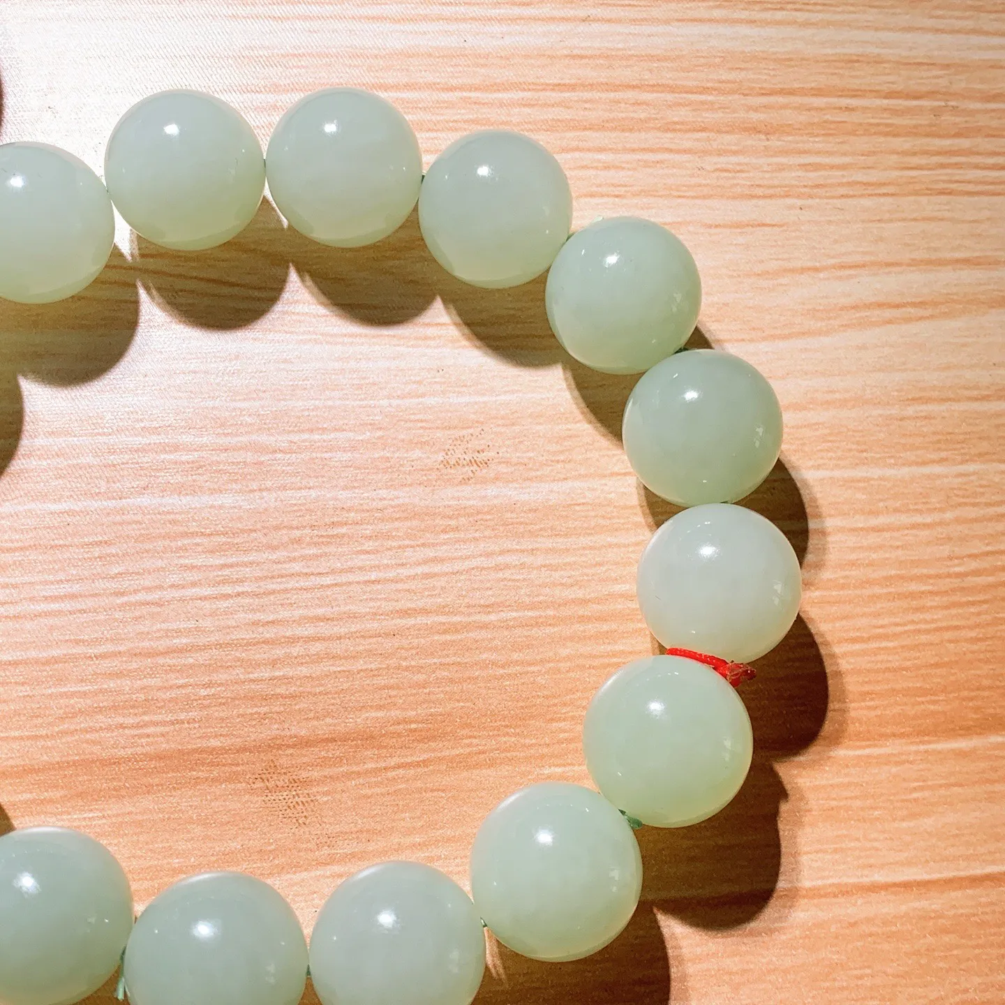 和田玉俄翠翠青圆珠手串。尺寸14重68克 玉质细腻油润 底色纯净 脂粉好，品质好！lt250807