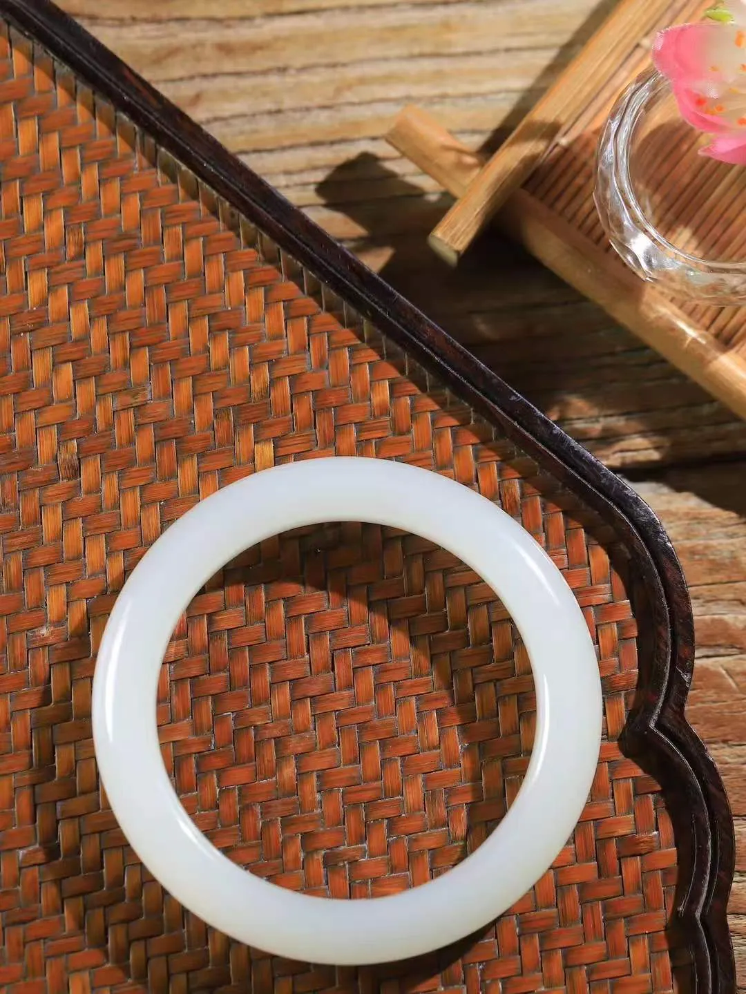 【花样年华·手镯】

精品和田玉白玉手镯，质地油润细腻，色泽高贵典雅，镯型古朴典雅。在诗情画意的雨巷相遇，你是我腕间的一抹风情，有你眸有深情，清风荡漾湖间静水，我愿俯身低眉，在烟波涟漪处，寻你深情倩影。
重52.8克  尺寸55.5-11-9.5mm   751062854A