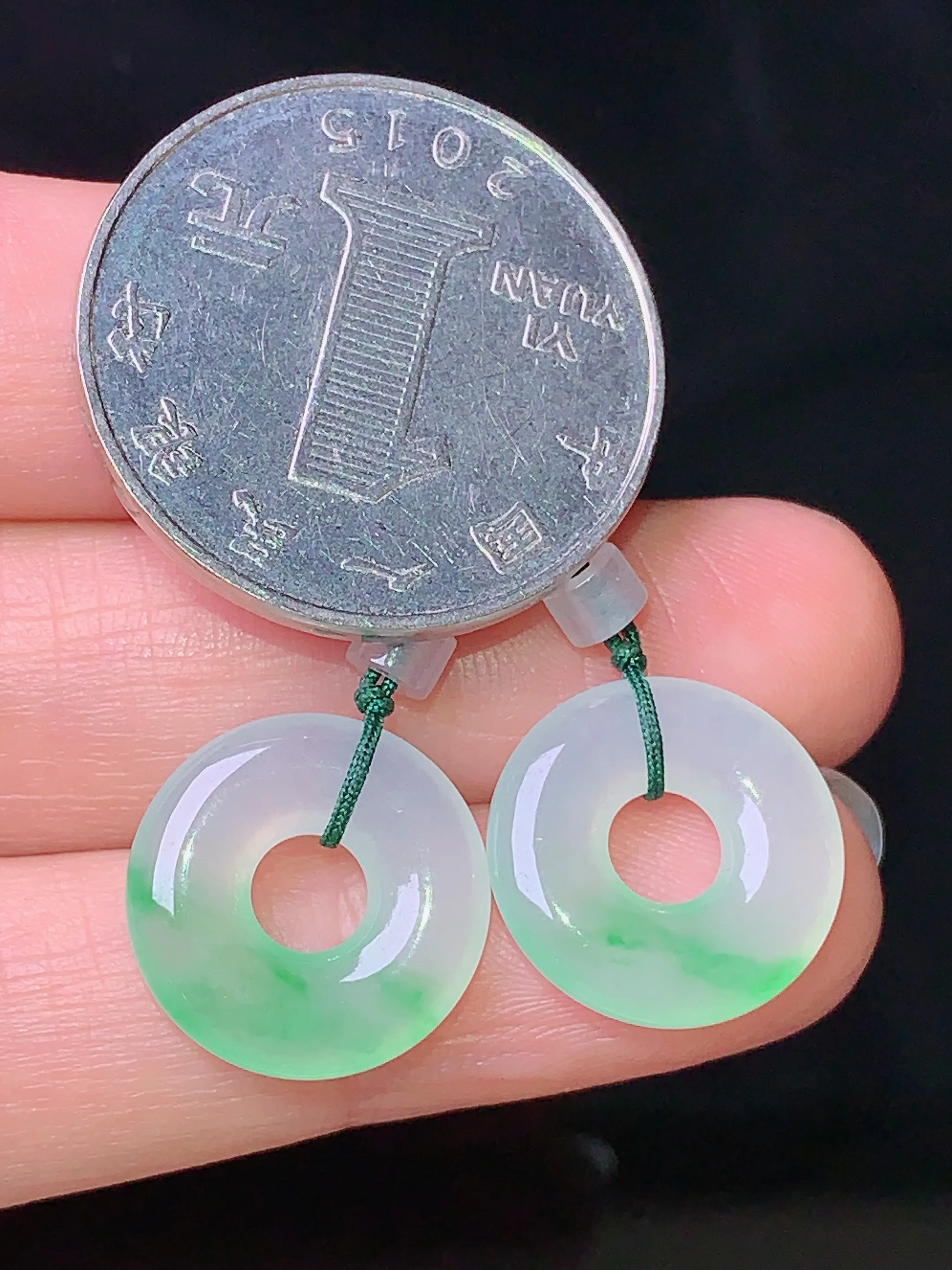 冰种飘绿平安环一对 玉质细腻 色泽艳丽 水润亮眼  整体尺寸14.8*3.3