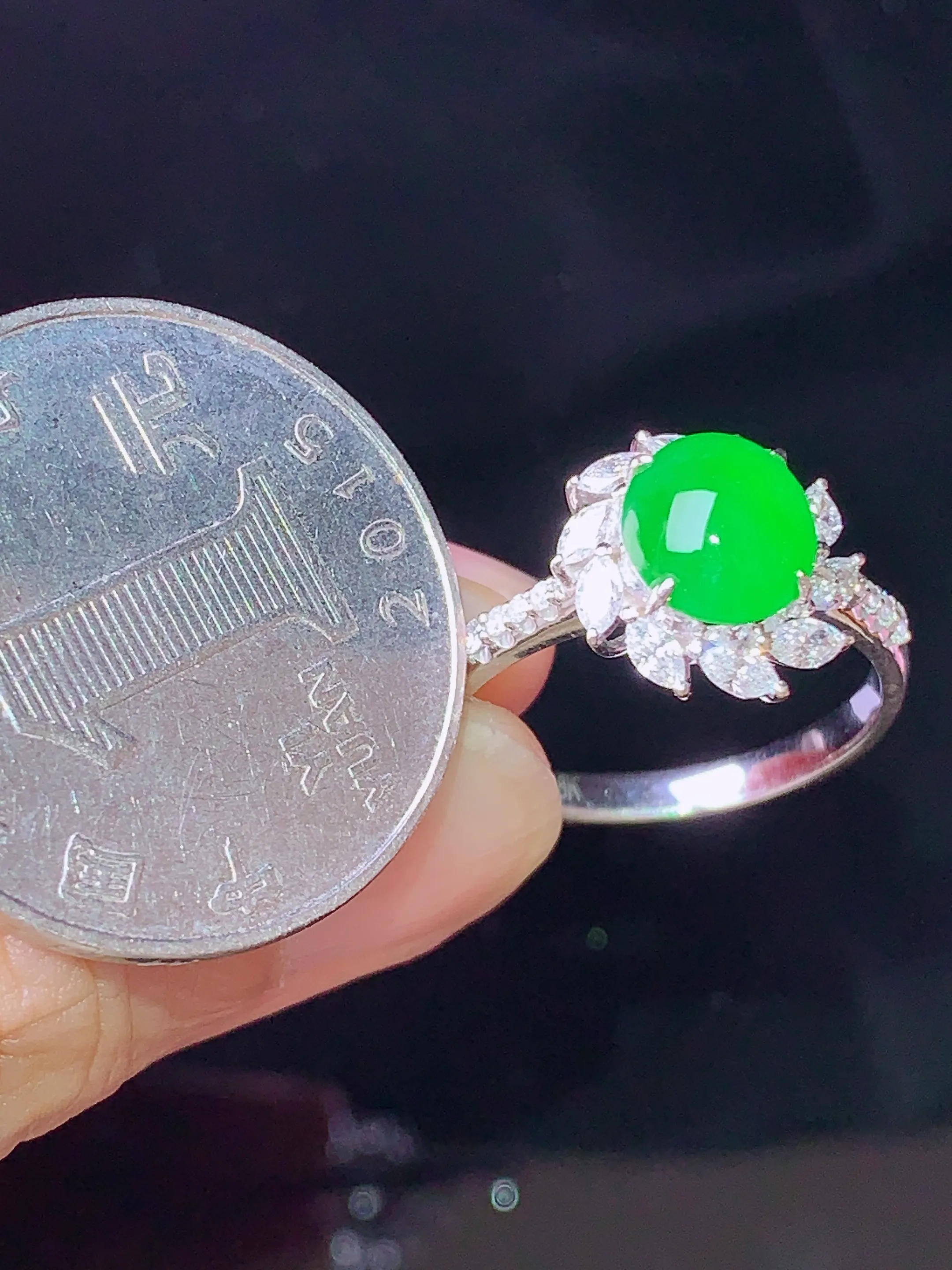 18k金钻镶嵌翠绿蛋面戒指 玉质细腻 水润亮眼 色泽艳丽 圈15.5 整体尺寸12*7.5