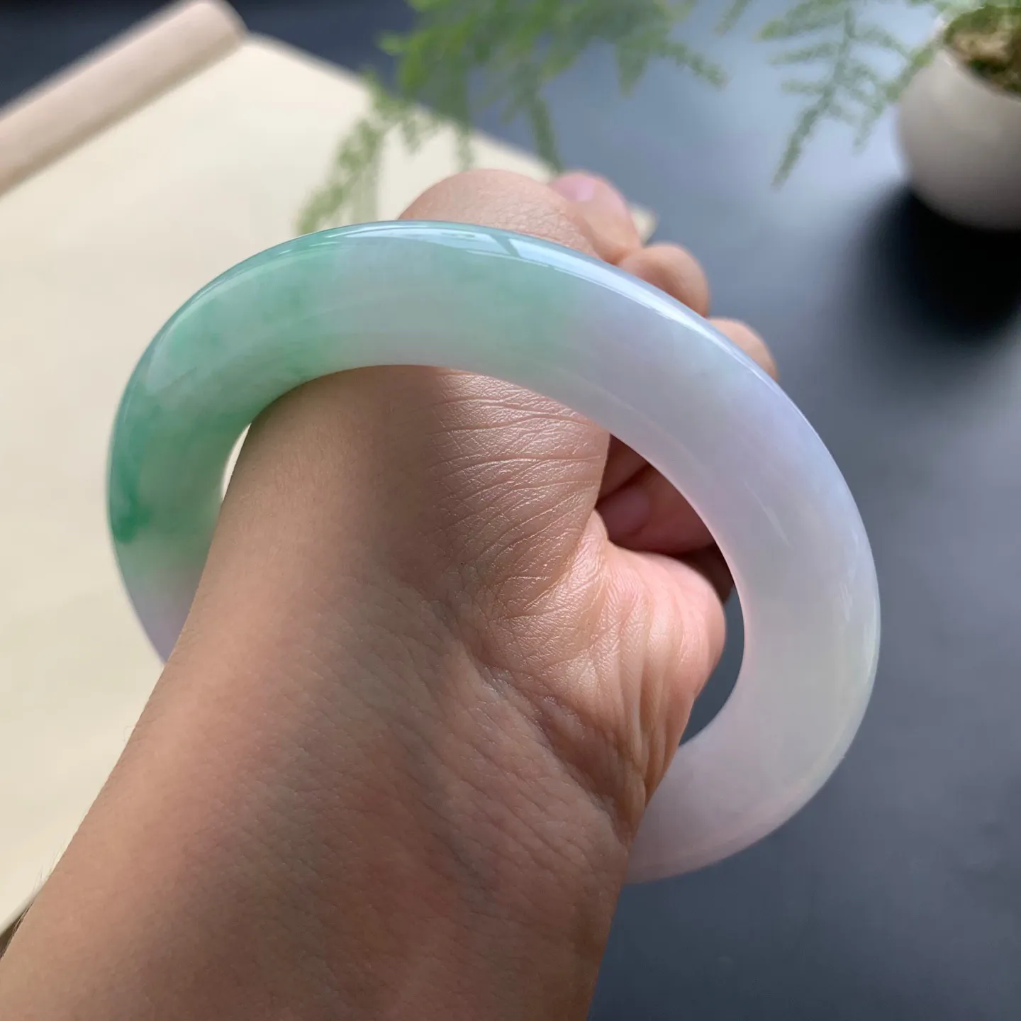 56圈口飘绿圆条手镯 尺寸：56-12-11.6，无纹裂，色泽靓丽，细腻光滑