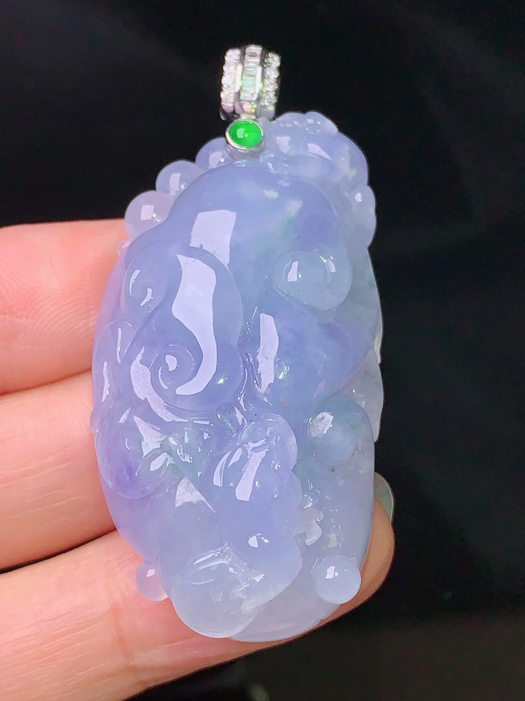 18k金钻镶嵌紫罗兰如意吊坠 玉质细腻 水润亮眼  整体尺寸43.5*24.5*12.5