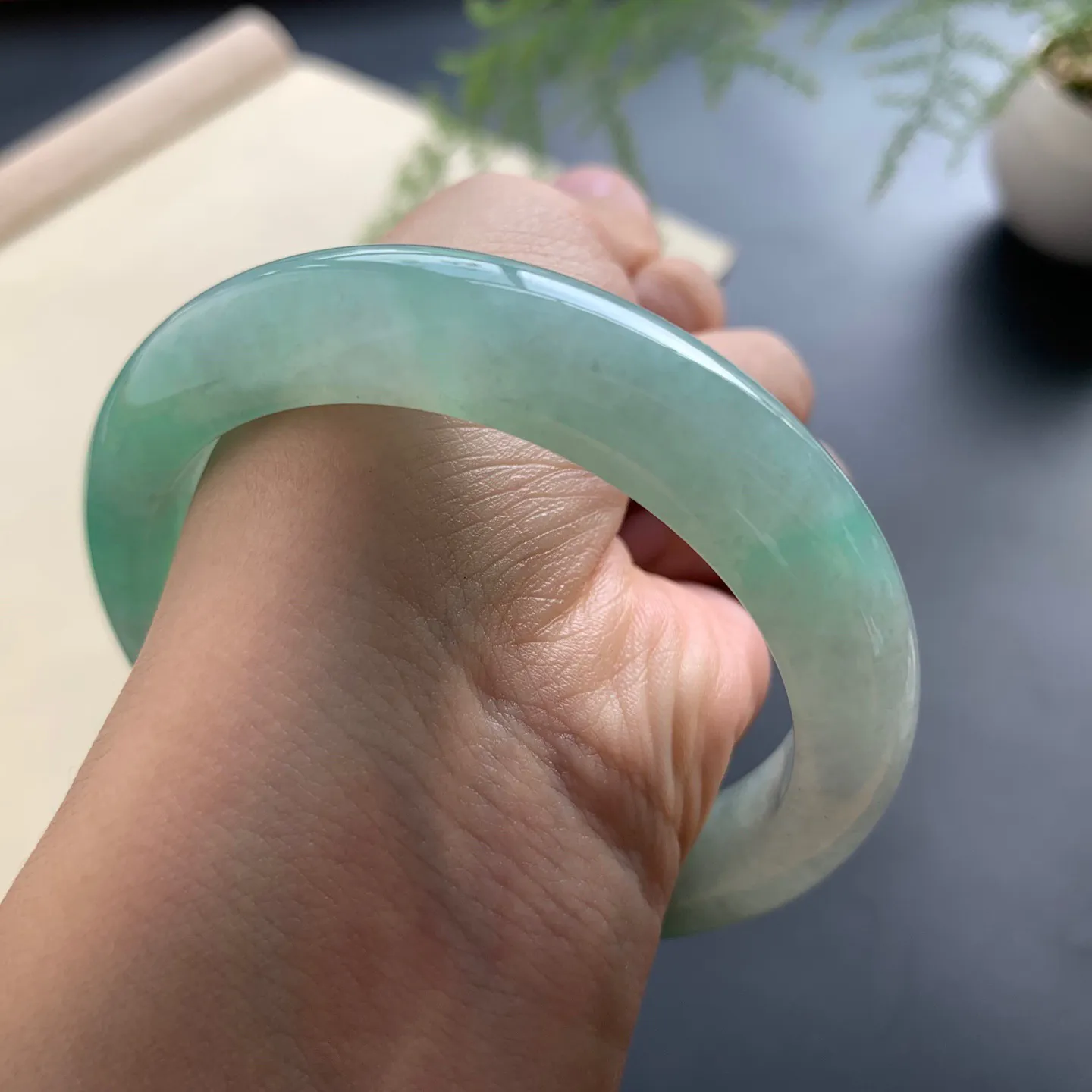 58圈口晴绿正圈手镯 尺寸：58-12.5-9，无纹裂，水润光滑，色泽亮丽