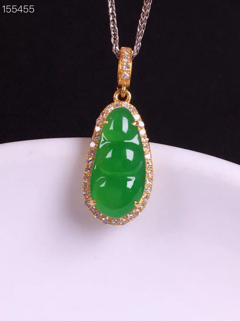 冰种阳绿福豆吊坠、真金真钻镶嵌，种水好，玉质细腻 .裸石尺寸 12.6*6.1