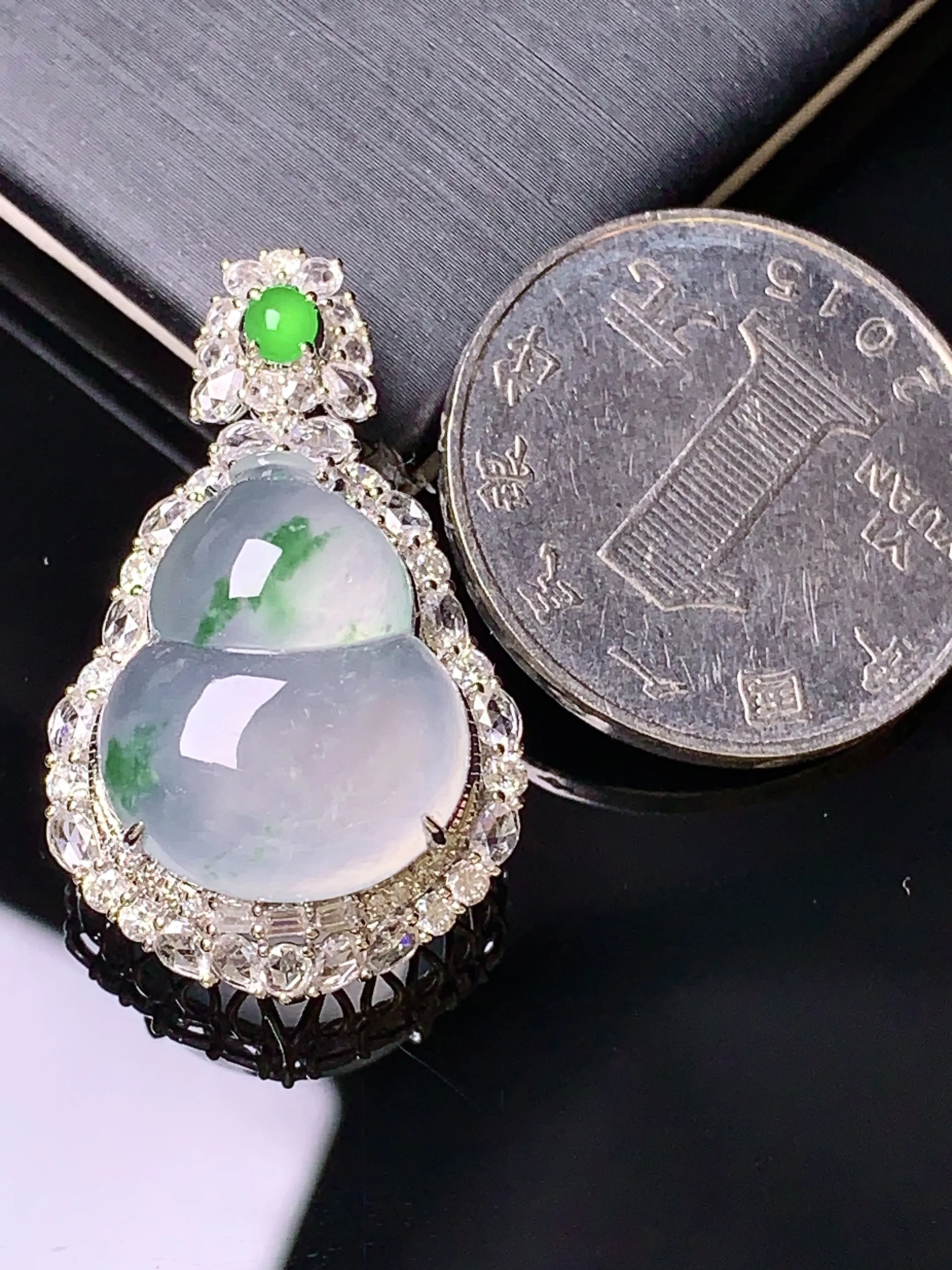 18k金钻镶嵌冰种葫芦吊坠 玉质细腻 水润亮眼  整体尺寸31.2*19*13