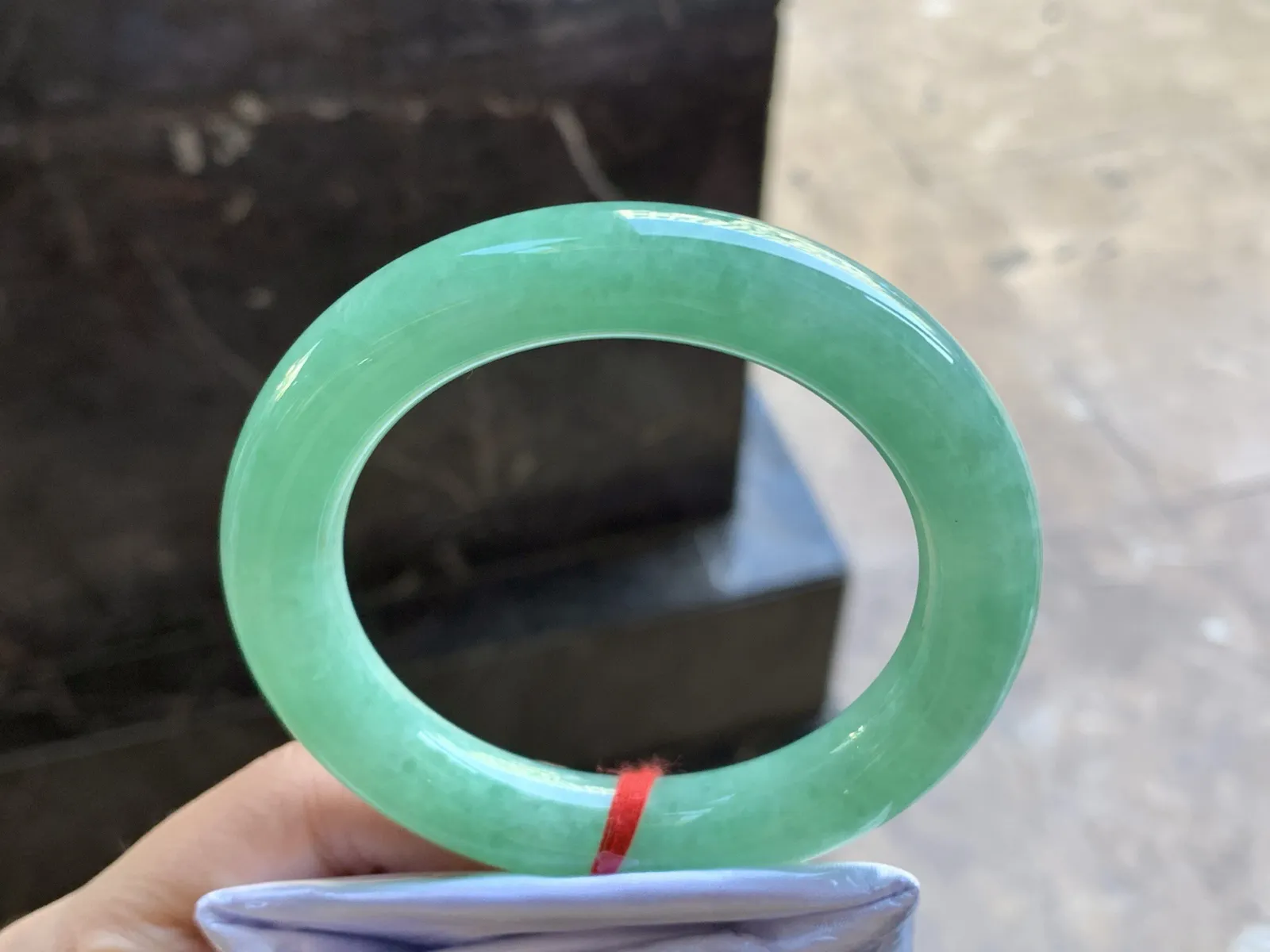 57-11.7

阳绿色圆条手镯^_^色阳 玉质温润